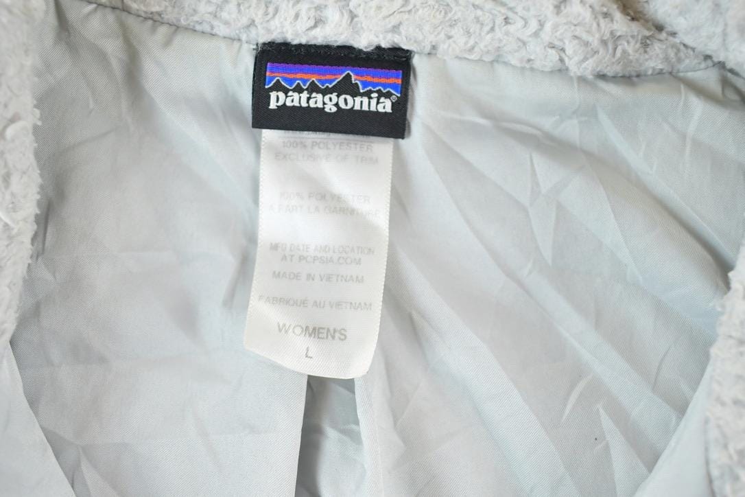 Patagonia Clothing > Gender Neutral Adult Clothing > Hoodies & Sweatshirts > Sweatshirts Vintage 1990s Patagonia Fleece Outdoorsman Sweater Womens L