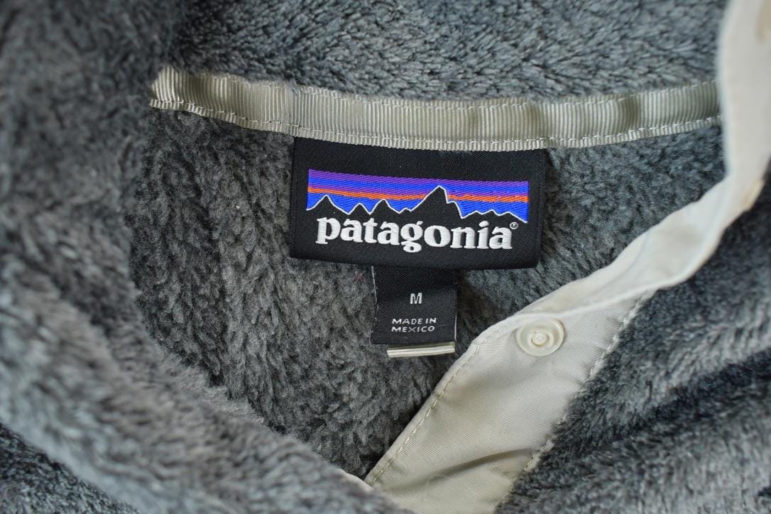 Patagonia Clothing > Gender Neutral Adult Clothing > Hoodies & Sweatshirts > Sweatshirts Vintage 1990s Patagonia Fleece Sweater Men's Small