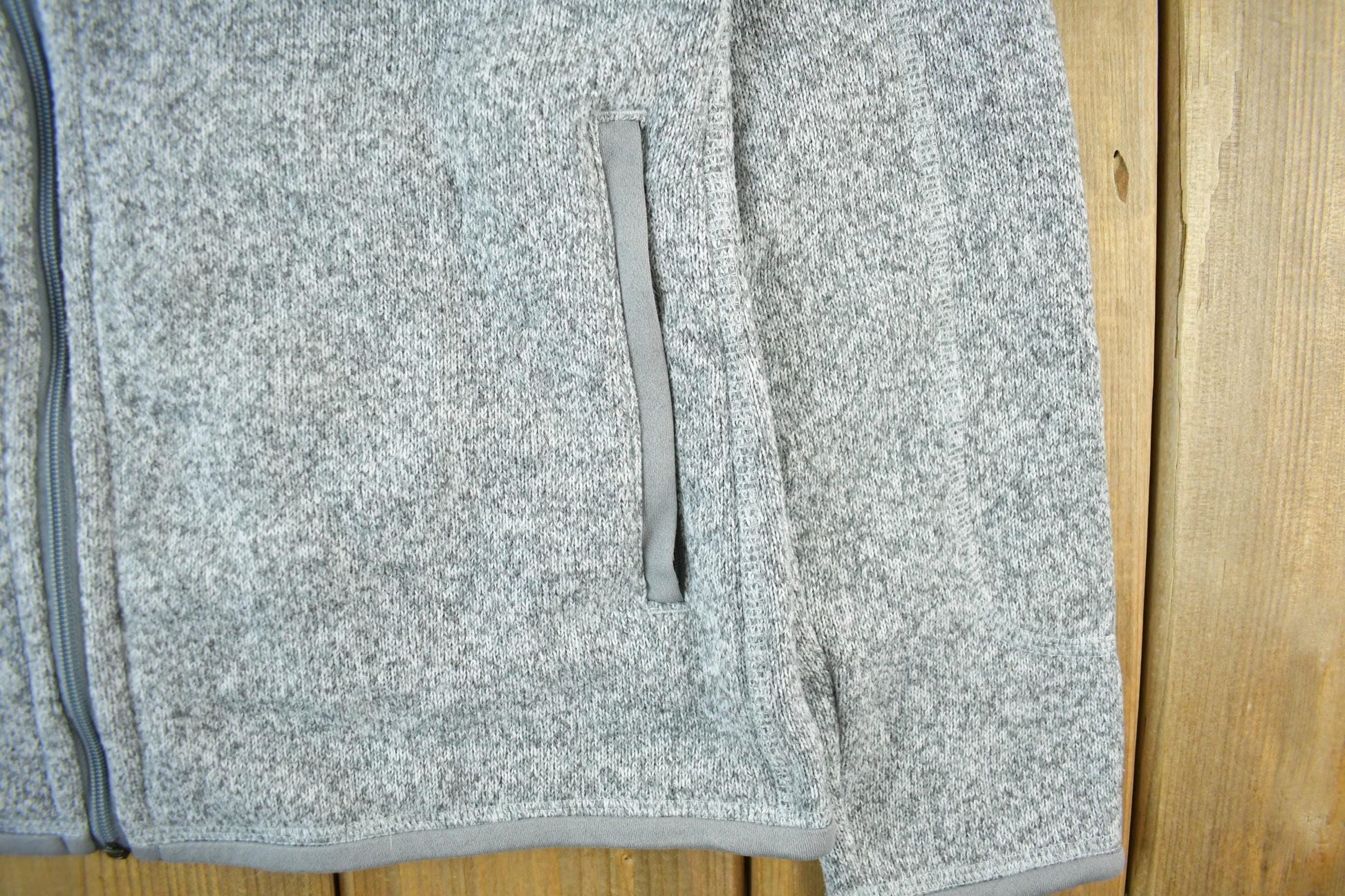 Patagonia Clothing > Gender Neutral Adult Clothing > Hoodies & Sweatshirts > Sweatshirts Vintage 2000s Patagonia Zip Up Fleece Sweater Women's Medium