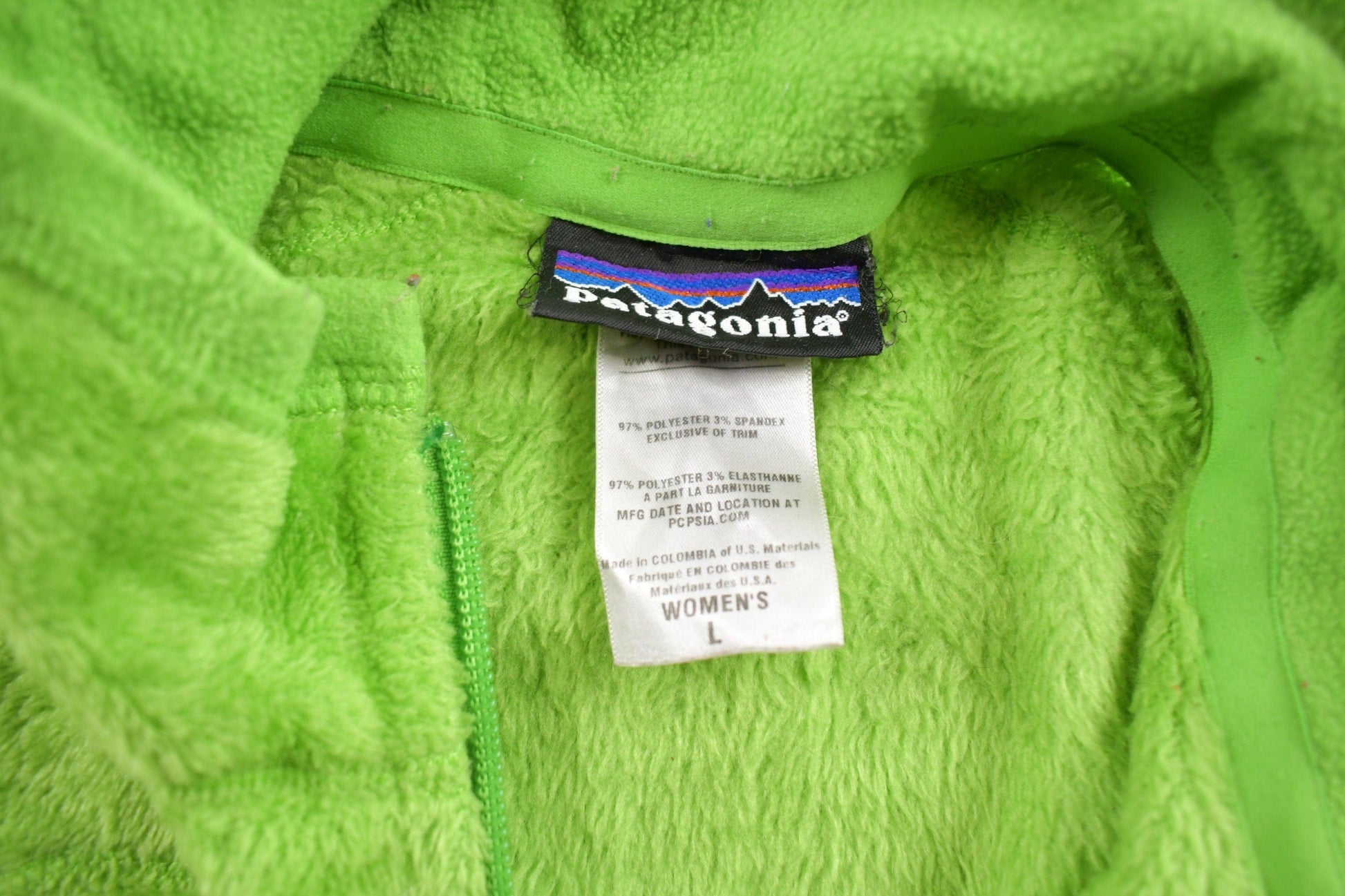 Patagonia Clothing > Women's Clothing > Hoodies & Sweatshirts > Sweatshirts Vintage 1990s Patagonia Green Fleece Sweater Womens L