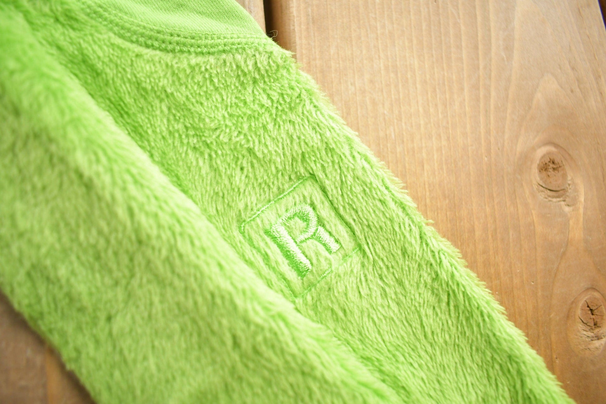 Patagonia Clothing > Women's Clothing > Hoodies & Sweatshirts > Sweatshirts Vintage 1990s Patagonia Green Fleece Sweater Womens L