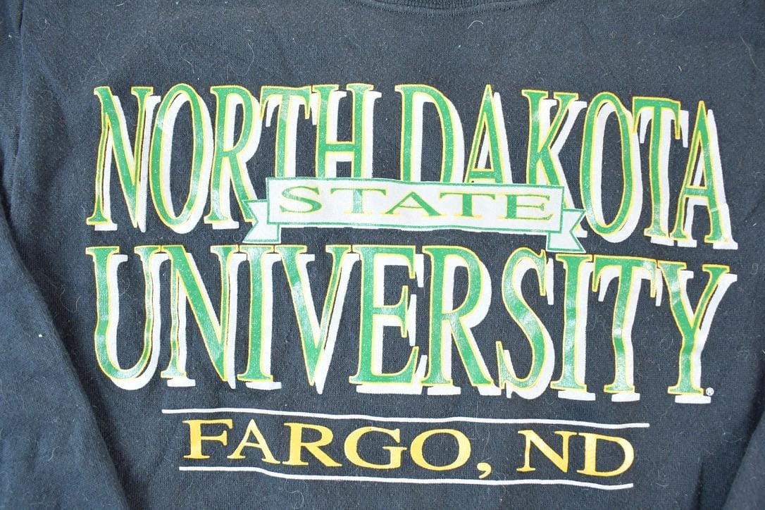 Proper Vintage Clothing > Gender Neutral Adult Clothing > Hoodies & Sweatshirts > Sweatshirts Vintage 1980s North Dakota State University Crewneck Mens S / Vintage Collegiate / 80s College Crewneck / Preppy Sportswear