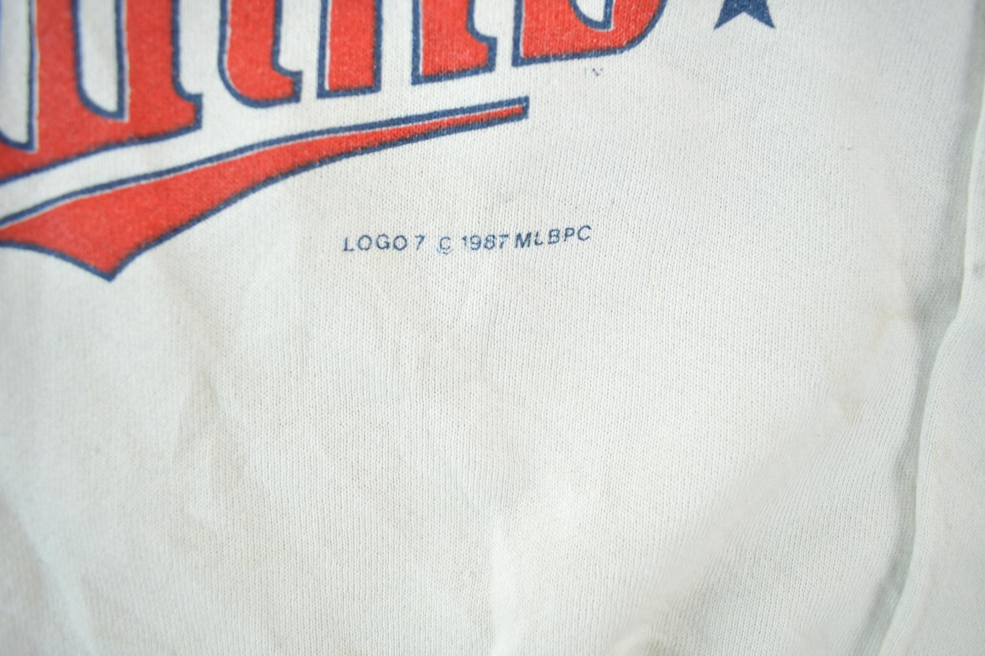 Proper Vintage Clothing > Gender Neutral Adult Clothing > Hoodies & Sweatshirts > Sweatshirts Vintage 1987 Minnesota Twins MLB Crewneck Sweatshirt Men's Large / Made In USA / Baseball / Sportswear / World Series