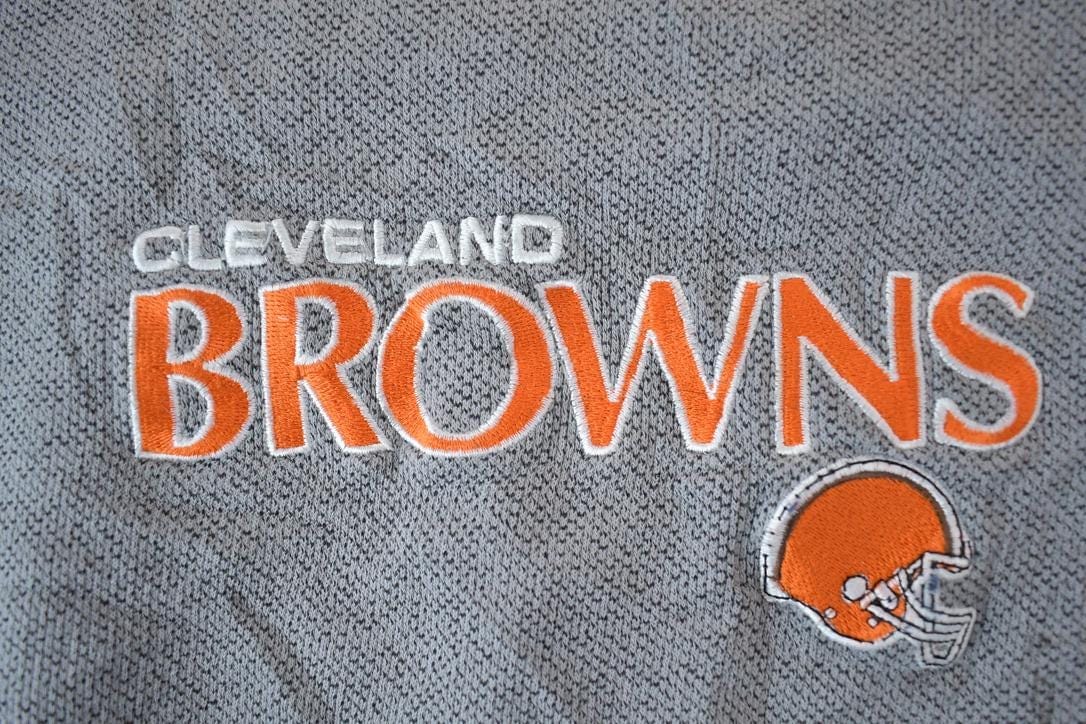 Proper Vintage Clothing > Gender Neutral Adult Clothing > Hoodies & Sweatshirts > Sweatshirts Vintage 1990s Cleveland Browns NFL Crewneck Sweatshirt / Made In USA / Football / Sportswear / Americana