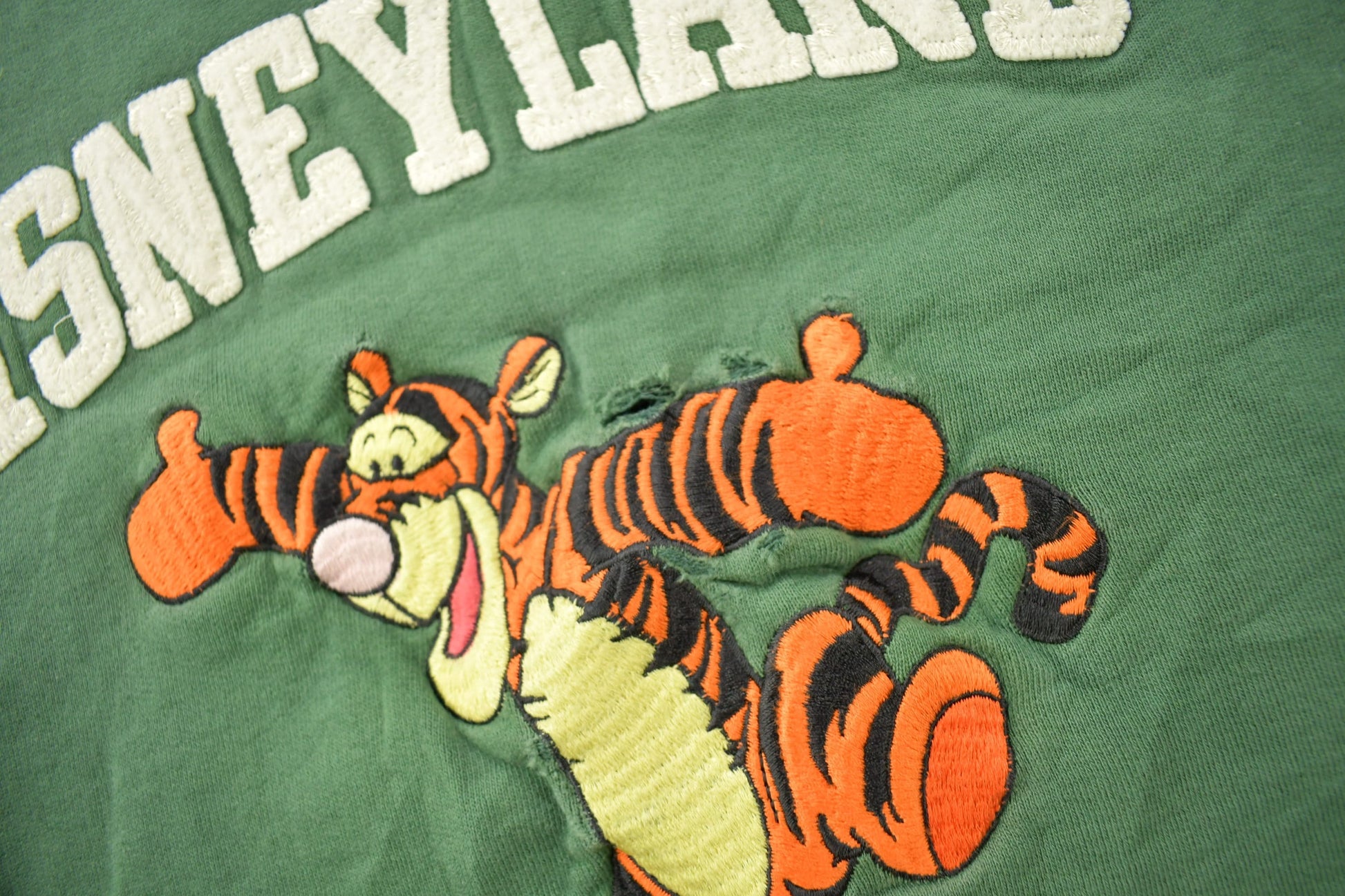 Proper Vintage Clothing > Gender Neutral Adult Clothing > Hoodies & Sweatshirts > Sweatshirts Vintage 1990s DisneyLand Tigger Crewneck Sweatshirt / Made in USA / 90s Crewneck / Souvenir / Embroidered