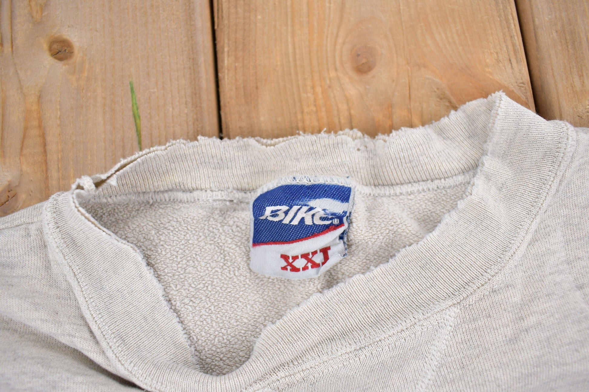 Proper Vintage Clothing > Gender Neutral Adult Clothing > Hoodies & Sweatshirts > Sweatshirts Vintage 1990s Iowa State University Collegiate Crewneck / NCAA Sweatshirt / Sportswear / Americana