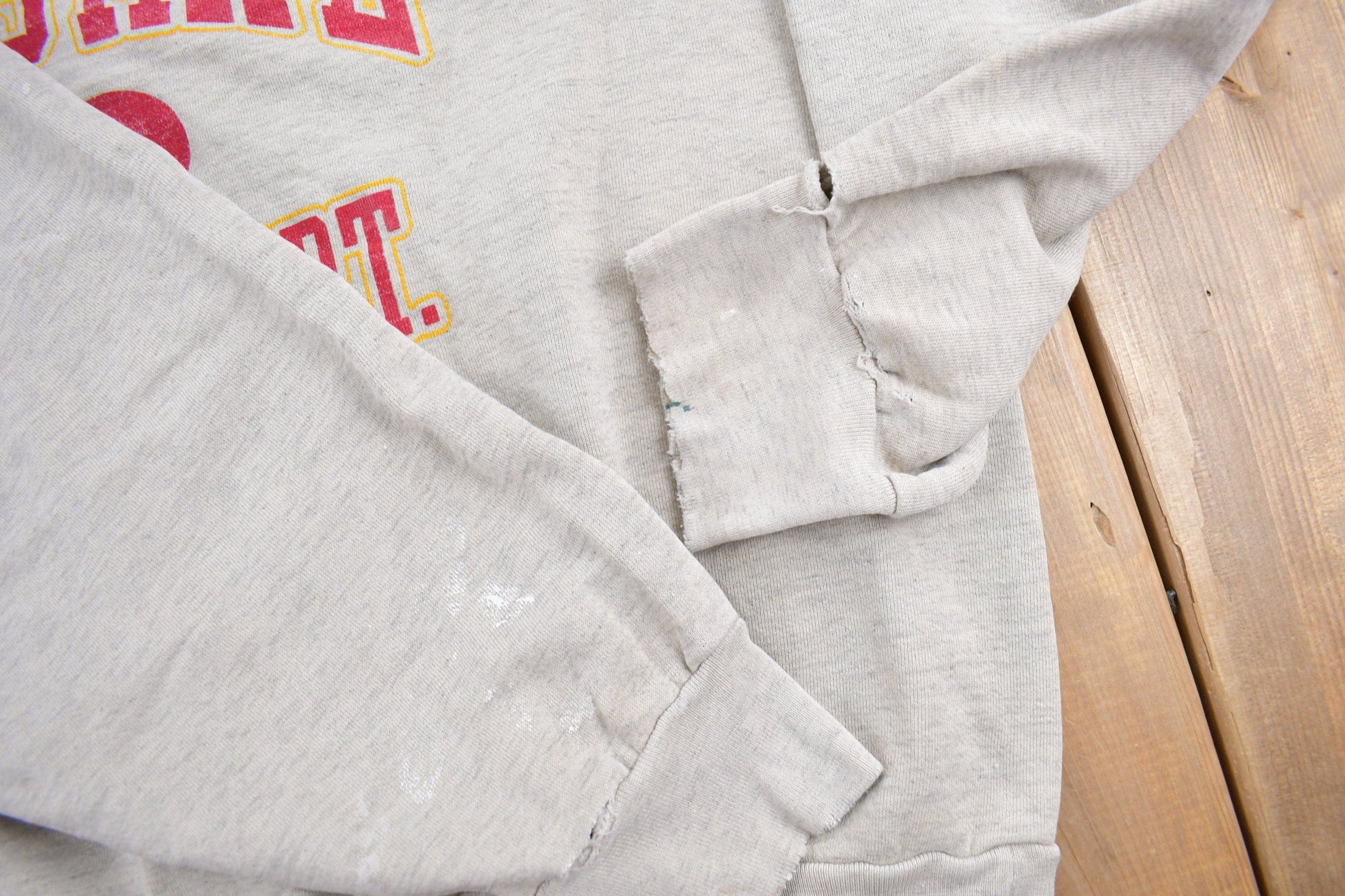 Proper Vintage Clothing > Gender Neutral Adult Clothing > Hoodies & Sweatshirts > Sweatshirts Vintage 1990s Iowa State University Collegiate Crewneck / NCAA Sweatshirt / Sportswear / Americana