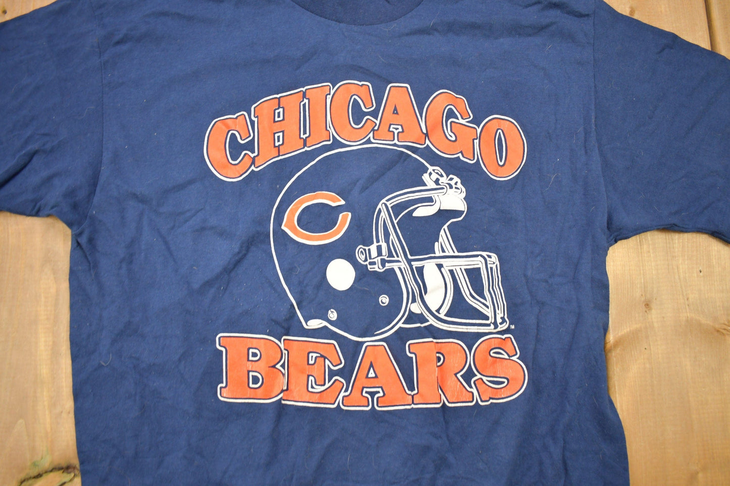 Proper Vintage Clothing > Gender Neutral Adult Clothing > Tops & Tees > T Shirts Vintage 1980s Chicago Bears NFL Graphic T-Shirt / Made In USA / Single Stitch / NFL / 90s Streetwear / Sportswear