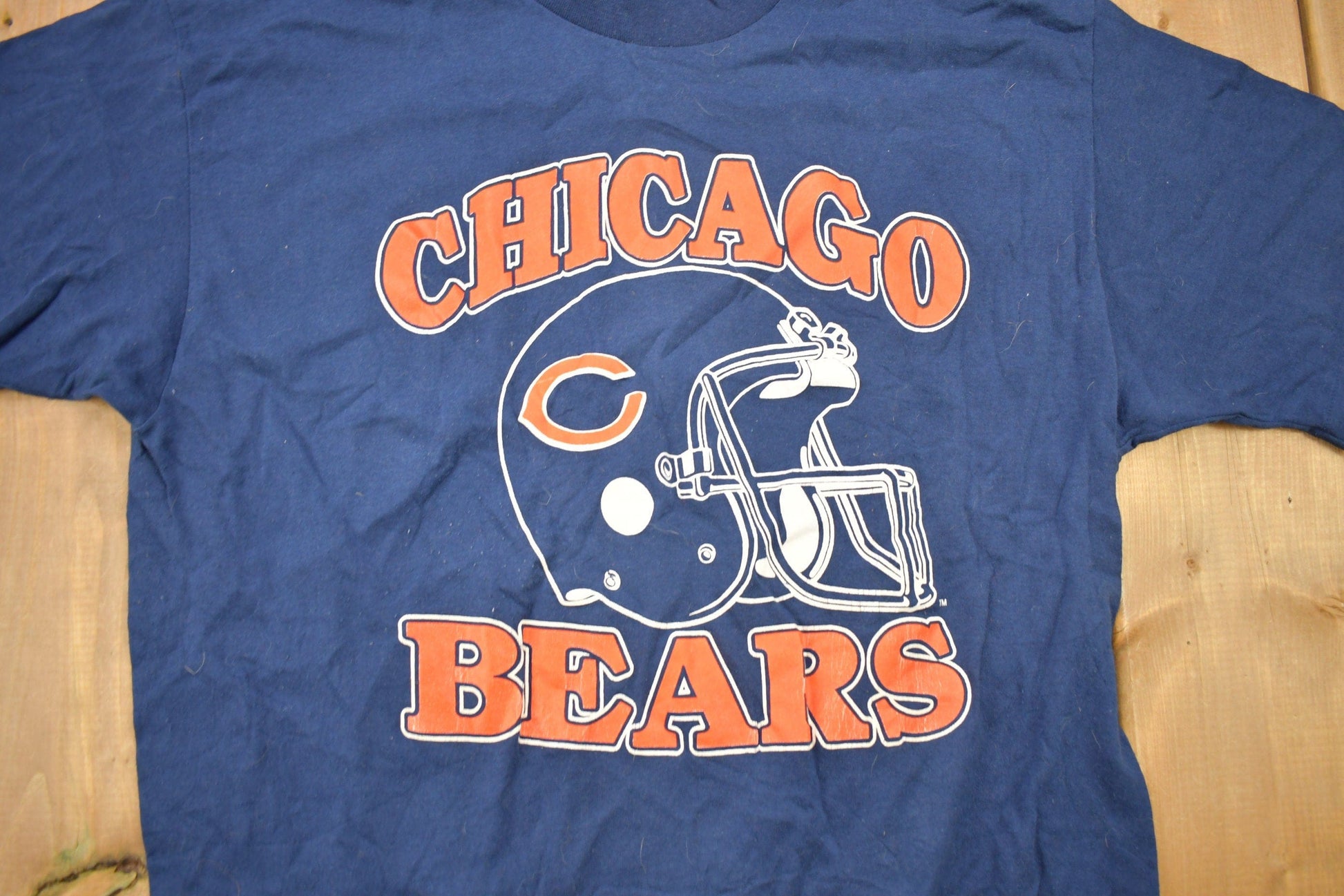 Proper Vintage Clothing > Gender Neutral Adult Clothing > Tops & Tees > T Shirts Vintage 1980s Chicago Bears NFL Graphic T-Shirt / Made In USA / Single Stitch / NFL / 90s Streetwear / Sportswear