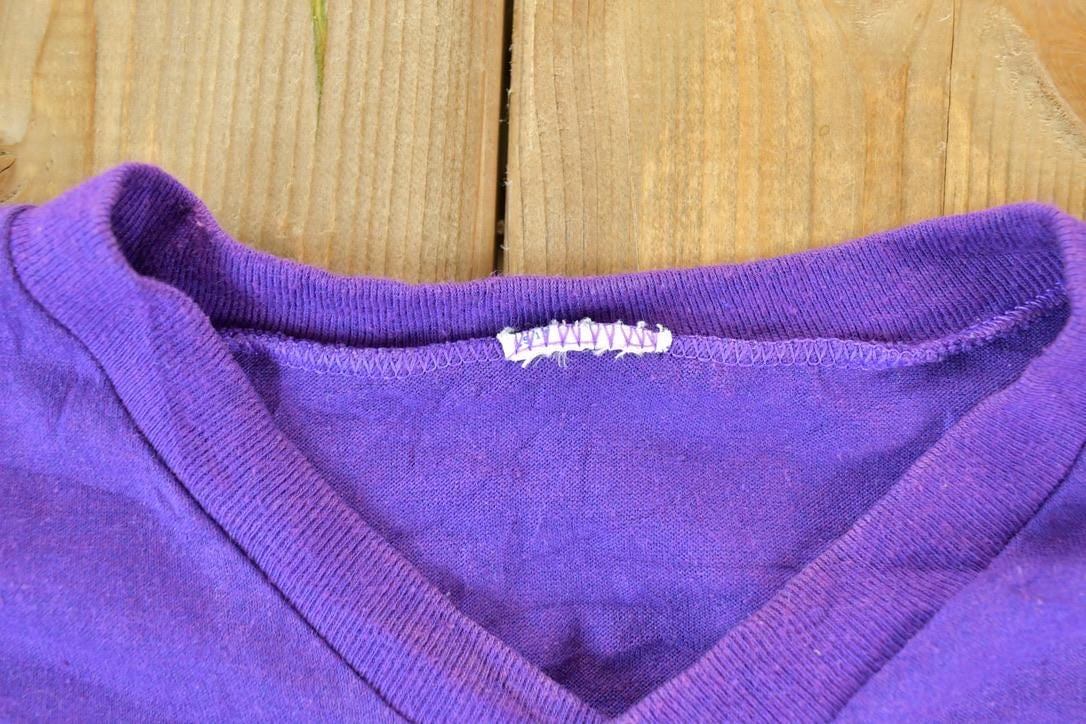 Proper Vintage Clothing > Gender Neutral Adult Clothing > Tops & Tees > T Shirts Vintage 1980s Minnesota Vikings NFL Graphic T-Shirt / Logo 7 Made In USA / Single Stitch / NFL / 90s Streetwear / Sportswear