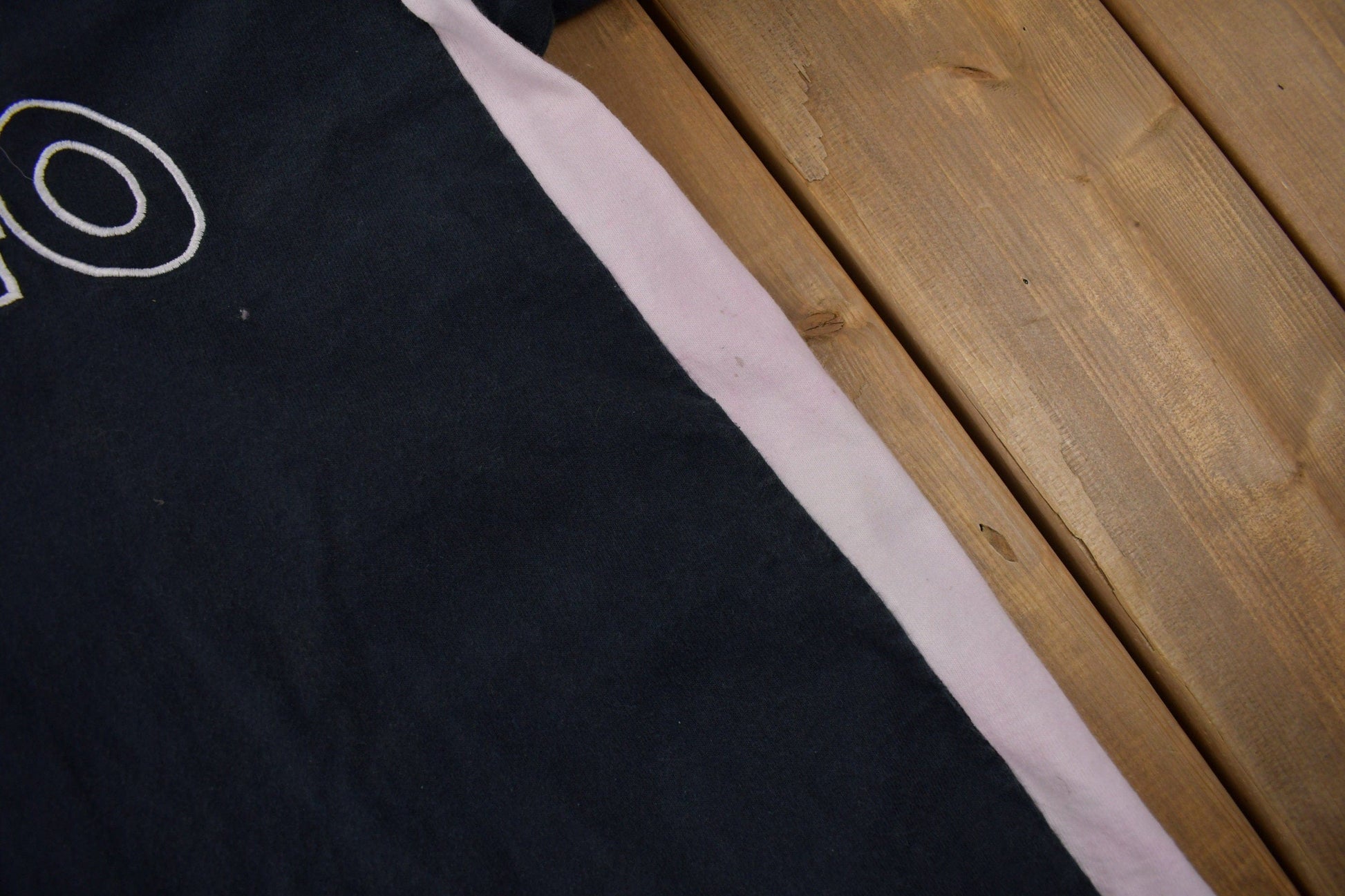 Proper Vintage Clothing > Gender Neutral Adult Clothing > Tops & Tees > T Shirts Vintage 1990s Chicago Bulls NBA Champion Shooting Shirt NBA Sportswear / Vintage Champion / Chicago Bulls Jersey