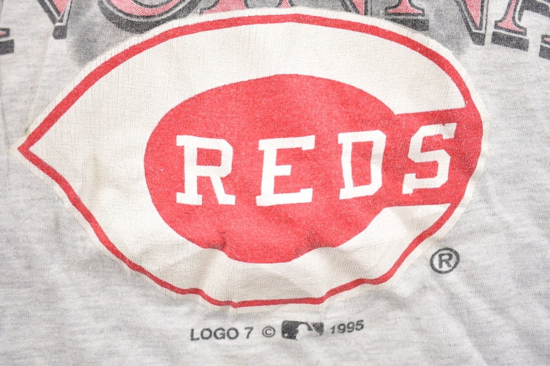 Proper Vintage Clothing > Gender Neutral Adult Clothing > Tops & Tees > T Shirts Vintage 1990s Cincinnati Reds MLB Graphic T-Shirt / Made In USA / Single Stitch / MLB Baseball / 90s Streetwear / Sportswear / Logo 7 / Reds
