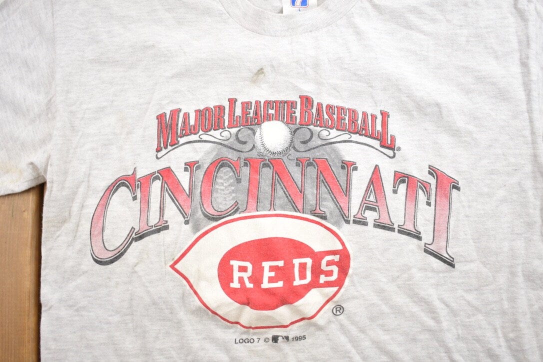 Proper Vintage Clothing > Gender Neutral Adult Clothing > Tops & Tees > T Shirts Vintage 1990s Cincinnati Reds MLB Graphic T-Shirt / Made In USA / Single Stitch / MLB Baseball / 90s Streetwear / Sportswear / Logo 7 / Reds
