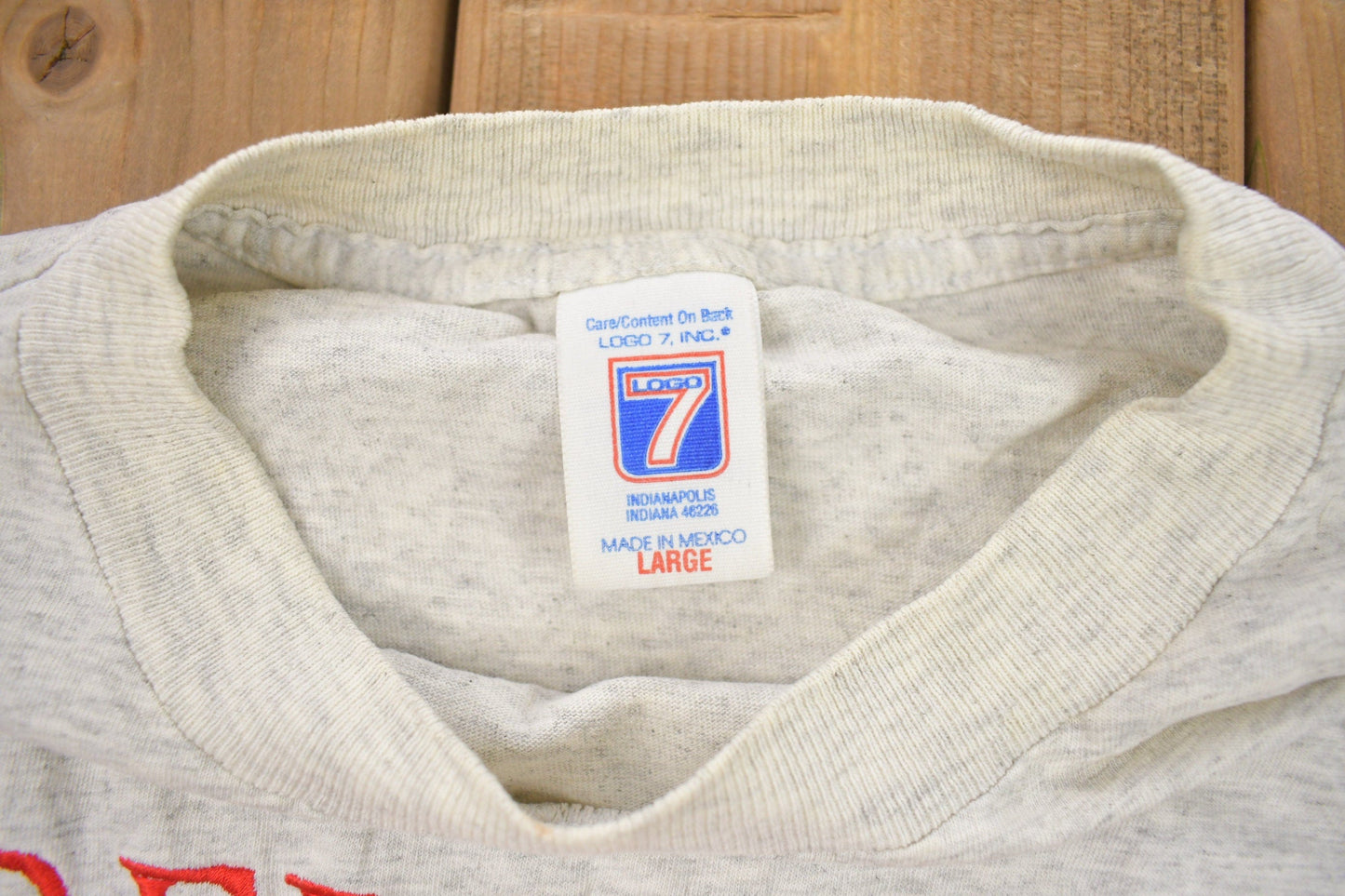 Proper Vintage Clothing > Gender Neutral Adult Clothing > Tops & Tees > T Shirts Vintage 1990s NHL Detroit Red Wings Embroidered T-Shirt / Made In USA / Single Stitch / NHL Hockey / 90s Streetwear / Sportswear