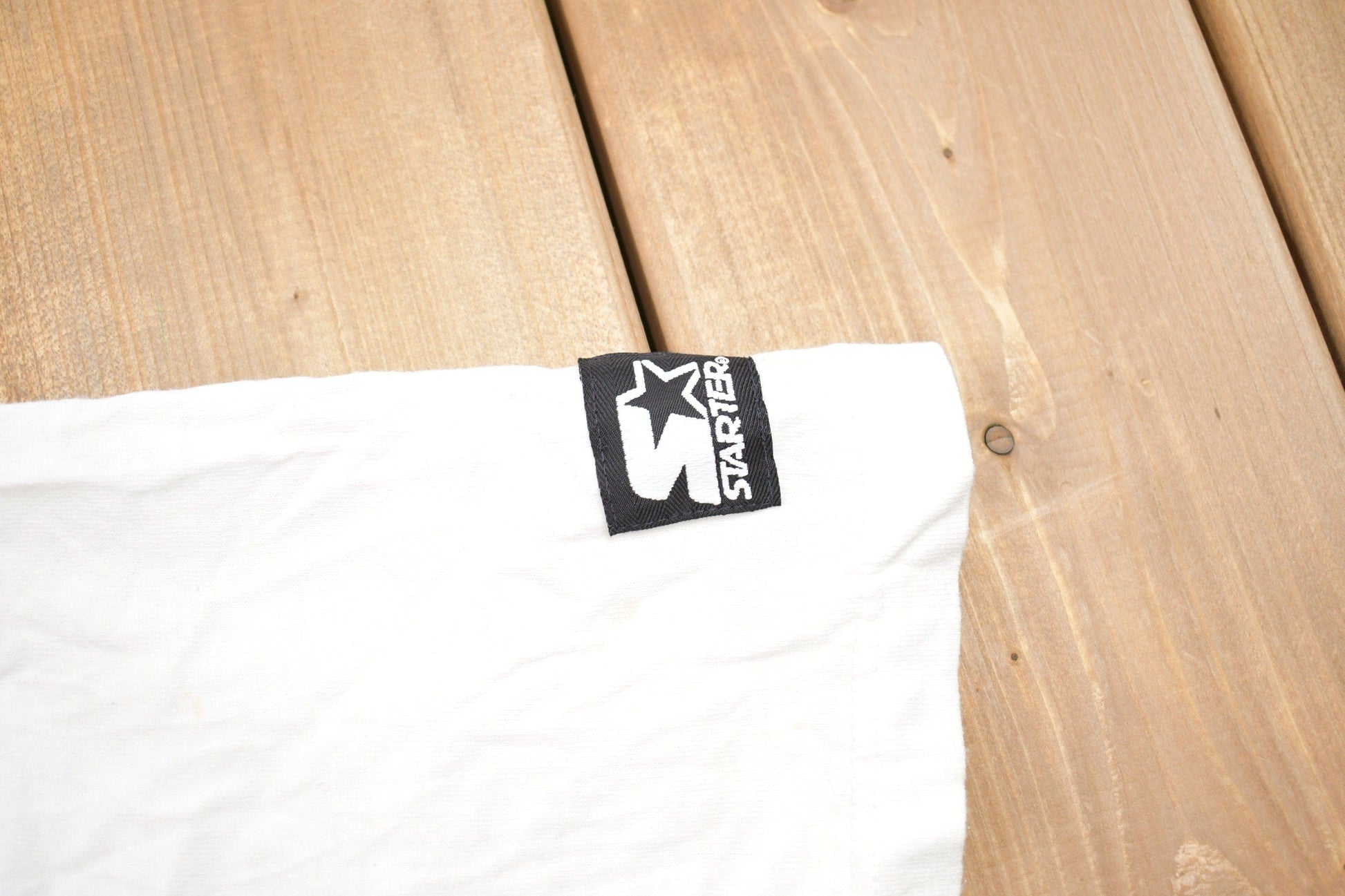 Starter Clothing > Gender Neutral Adult Clothing > Tops & Tees > T Shirts Vintage 1990s Chicago Cubs Starter MLB Graphic T-Shirt Men's XL