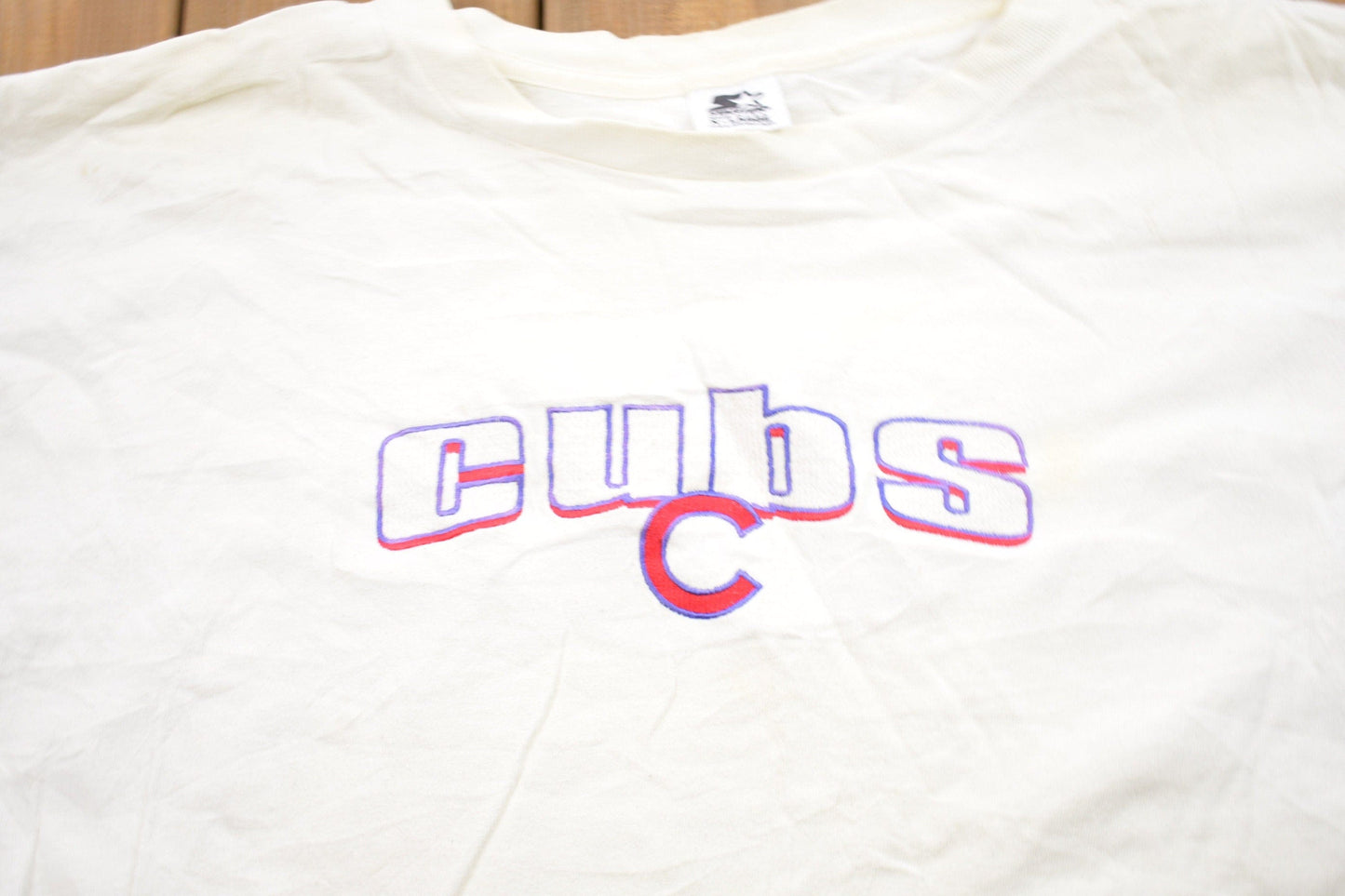Starter Clothing > Gender Neutral Adult Clothing > Tops & Tees > T Shirts Vintage 1990s Chicago Cubs Starter MLB Graphic T-Shirt Men's XL