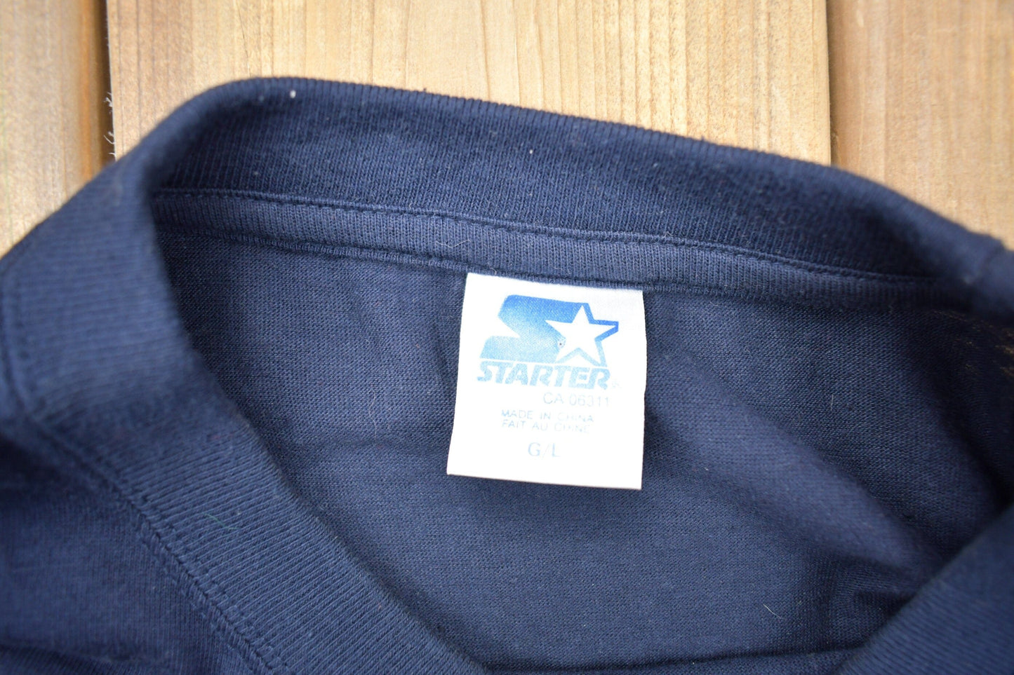 Starter Clothing > Gender Neutral Adult Clothing > Tops & Tees > T Shirts Vintage 1990s NHL Starter Toronto Maple Leafs Graphic T-Shirt Men's Large