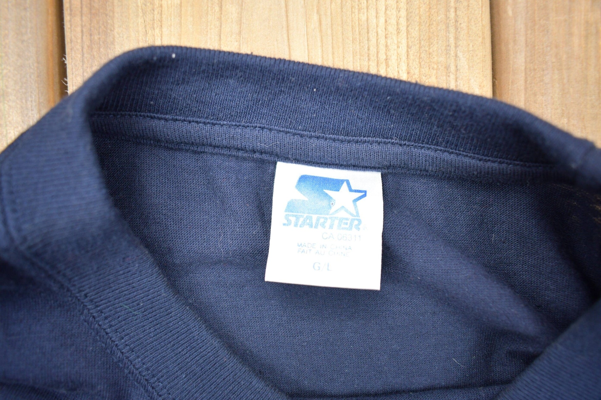 Starter Clothing > Gender Neutral Adult Clothing > Tops & Tees > T Shirts Vintage 1990s NHL Starter Toronto Maple Leafs Graphic T-Shirt Men's Large