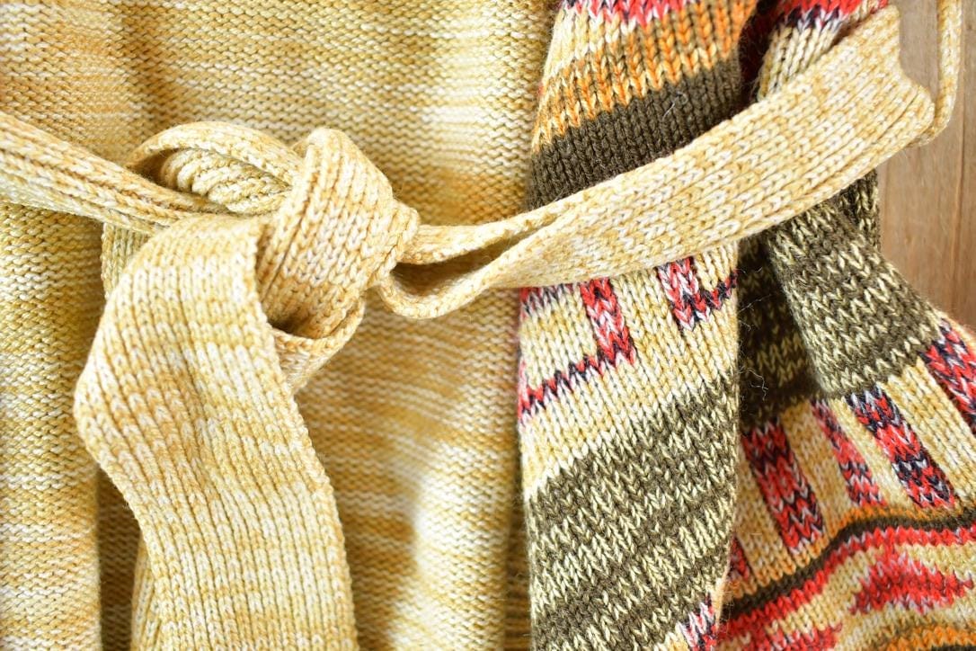 Vintage 1960s Knit Abstract Pattern Crewneck Sweater Womens S from propervintagecanada