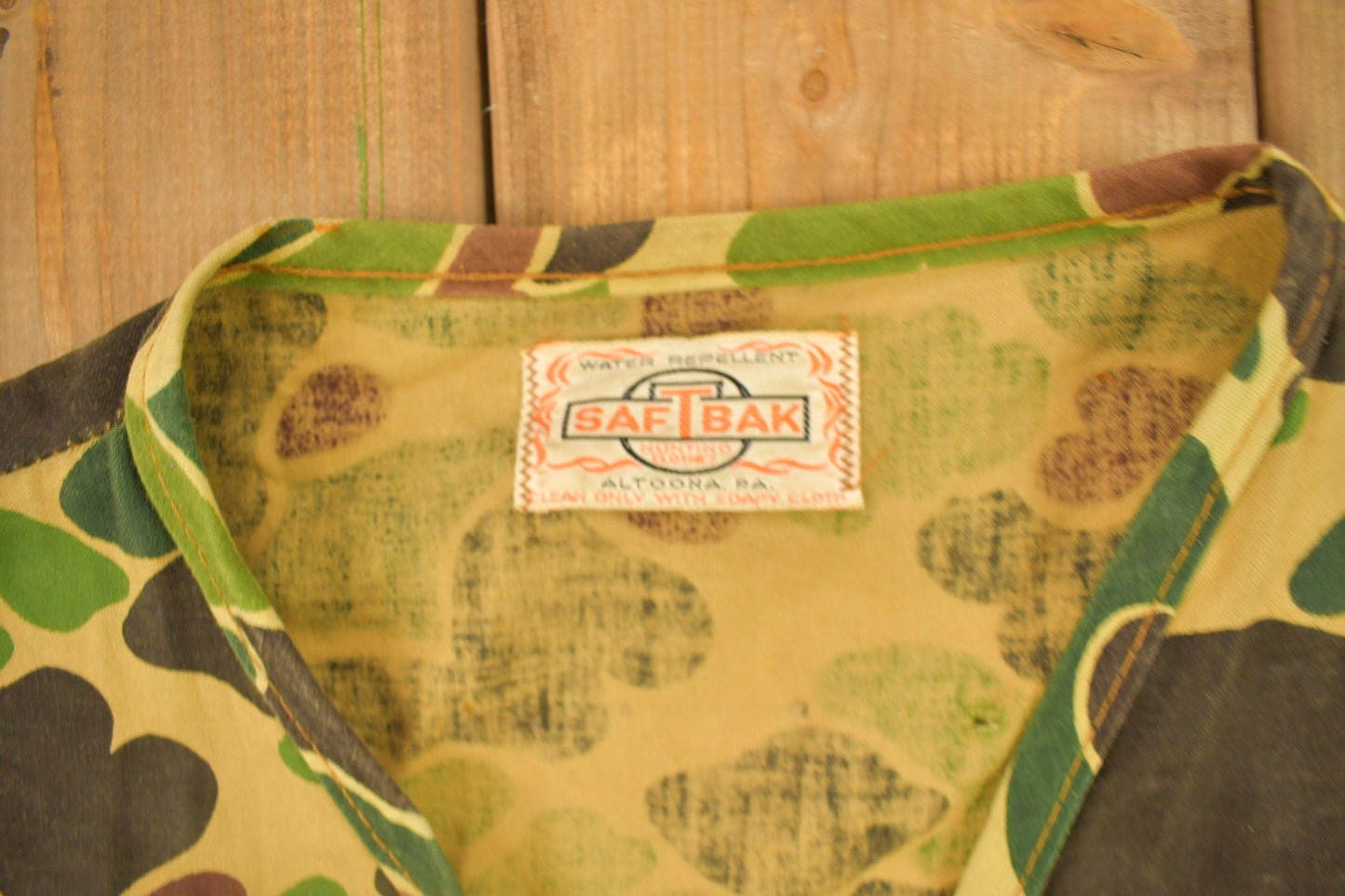 Vintage 1970s Saf T Bak Camo Hunting Vest Men's Medium from propervintagecanada