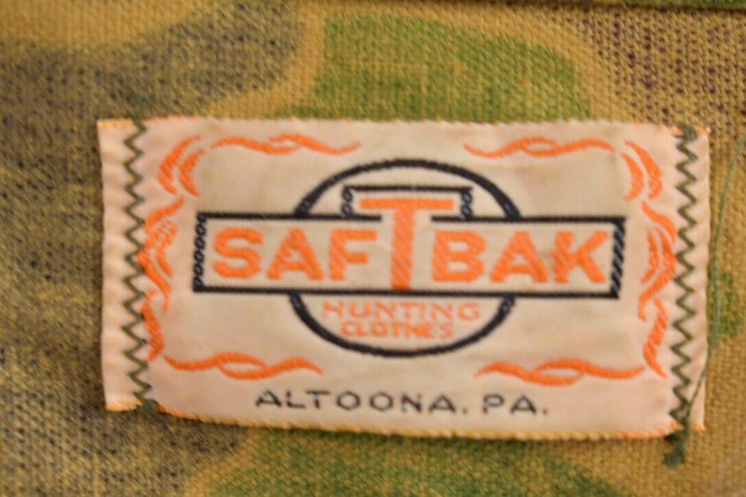Vintage 1970s Saf T Bak Camo Hunting Vest Men's Medium from propervintagecanada