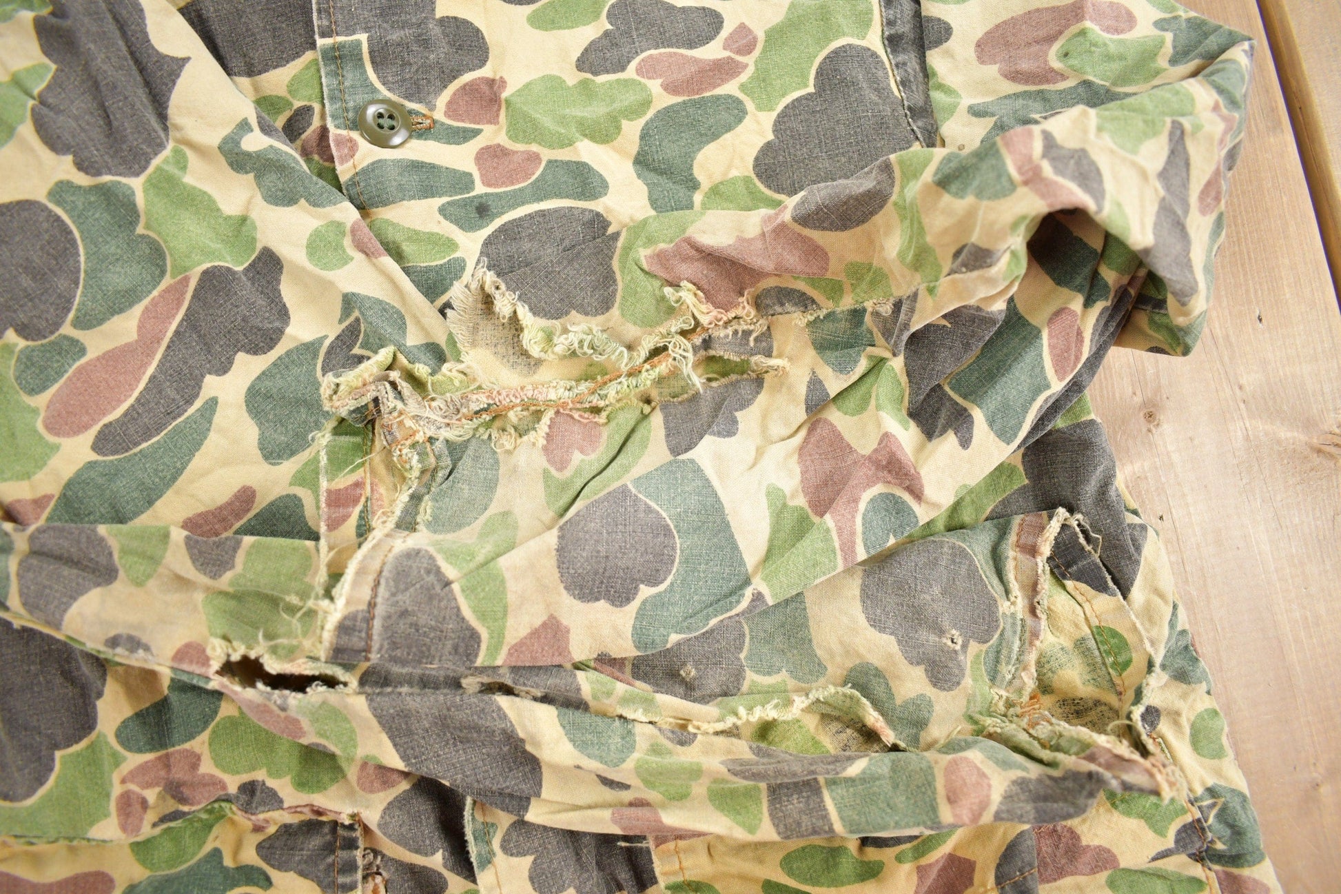 Vintage 1970s Saf T Bak Duck Camo Button Up Men's S-M from propervintagecanada