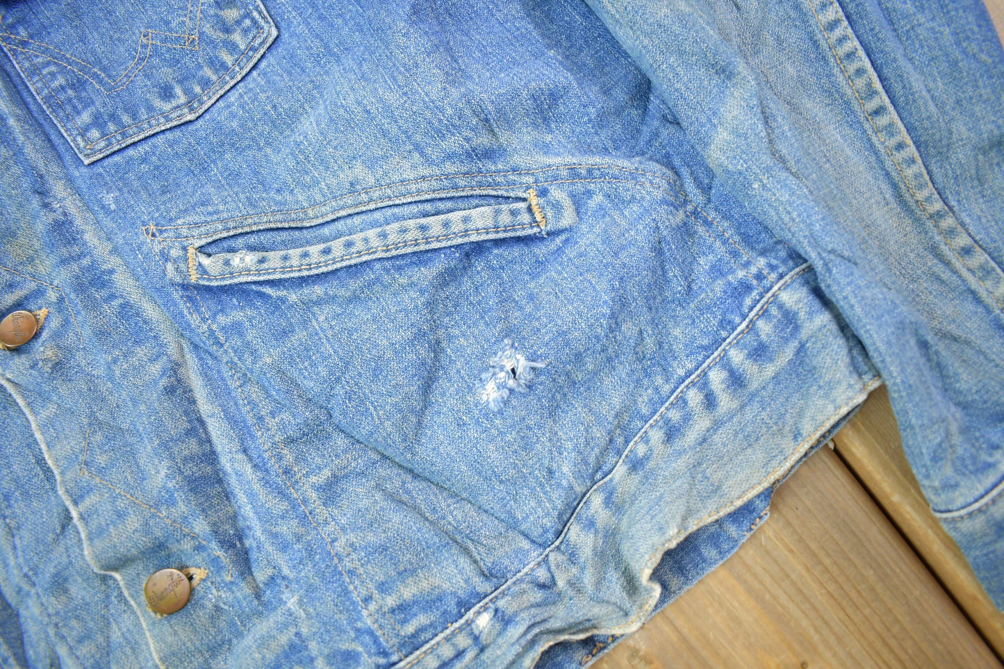 Vintage 1970s Wrangler Jean Jacket Men's XL from propervintagecanada