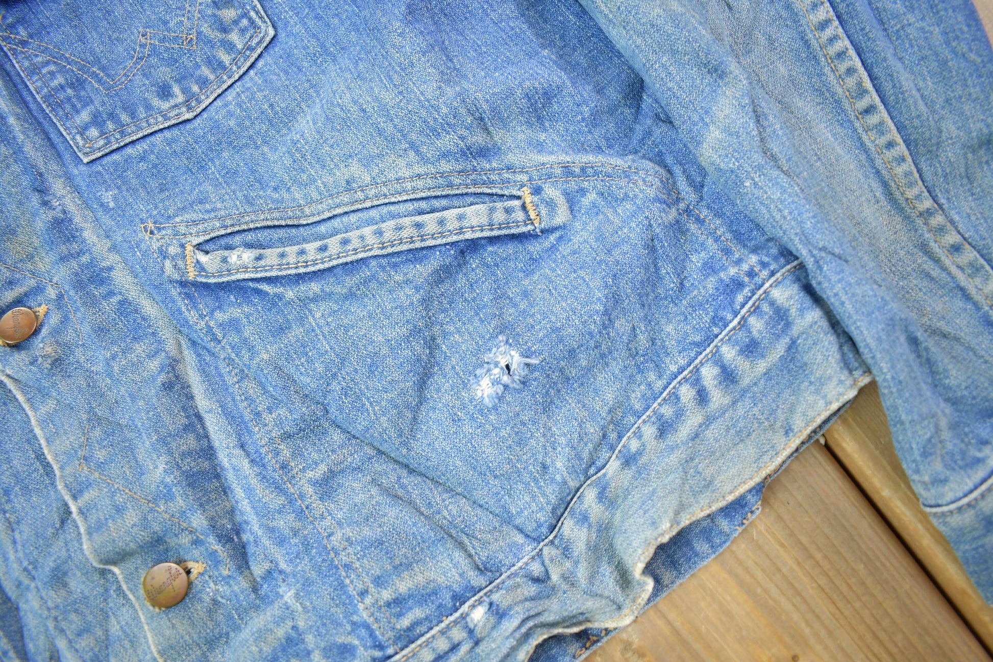 Vintage 1970s Wrangler Jean Jacket Men's XL from propervintagecanada