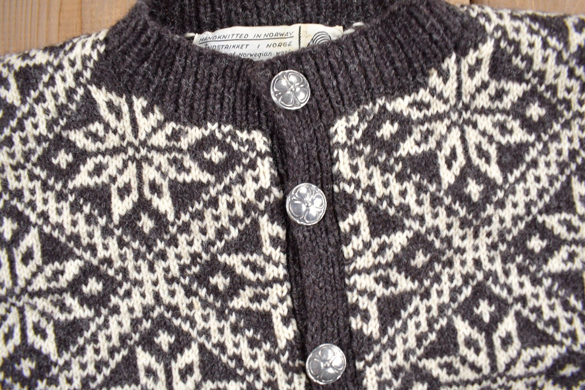 Vintage 1980s 100% Wool Winter Theme Knit Sweater Men's Medium from propervintagecanada