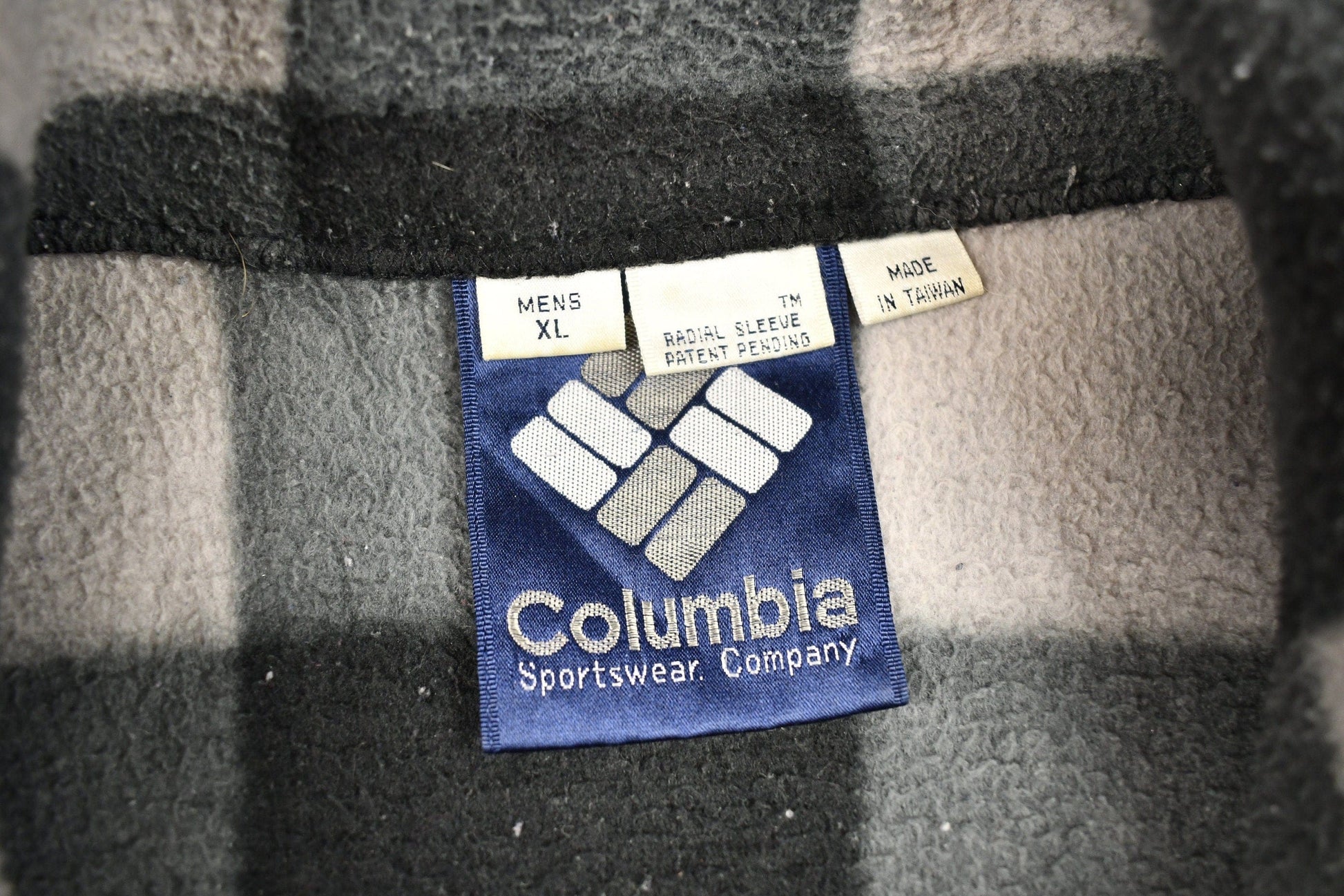 Vintage 1980s Columbia Sportswear Radial Sleeve Fleece Sweater Men's XL from propervintagecanada