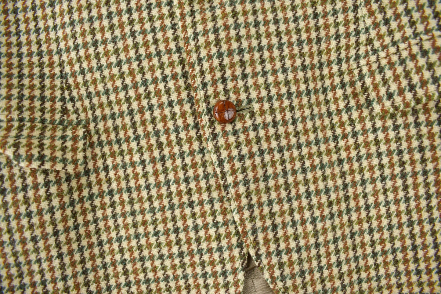 Vintage 1980s Harris Tweed Houndstooth 100% Wool Coat Men's M-L from propervintagecanada