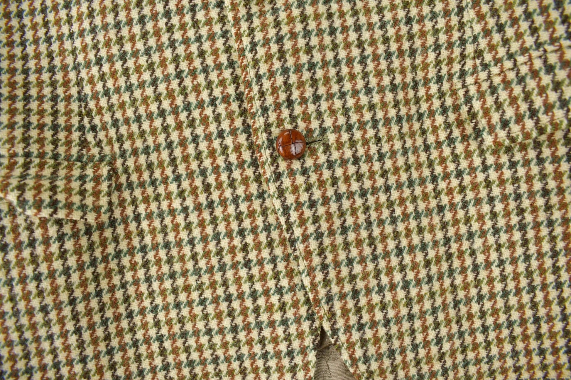 Vintage 1980s Harris Tweed Houndstooth 100% Wool Coat Men's M-L from propervintagecanada