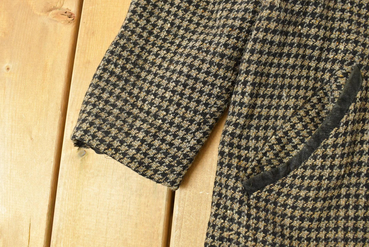Vintage 1980s L.L. Bean Houndstooth Wool Overcoat Women's Large from propervintagecanada