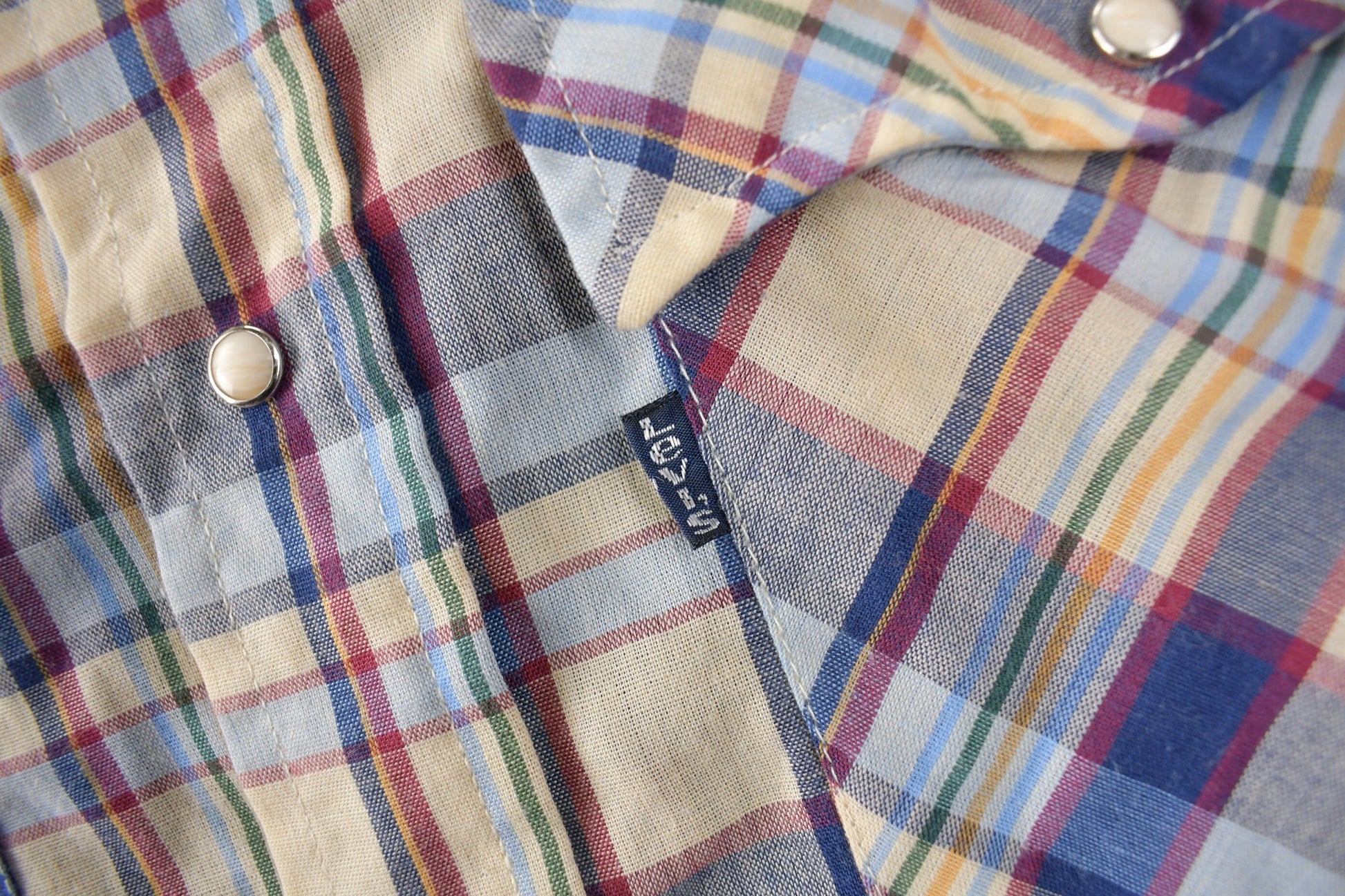 Vintage 1980s Levi's Western Wear Pearl Snap Plaid Long Sleeve Button Up Shirt Men's M from propervintagecanada