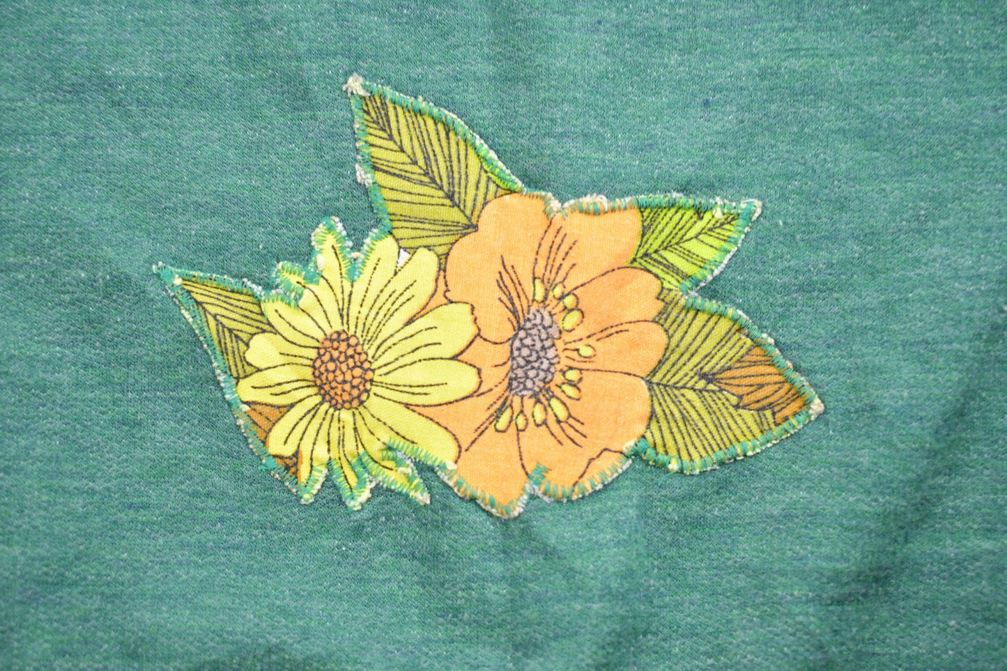 Vintage 1980s Sunflower Embroidered Raglan Sweatshirt Men's Medium from propervintagecanada