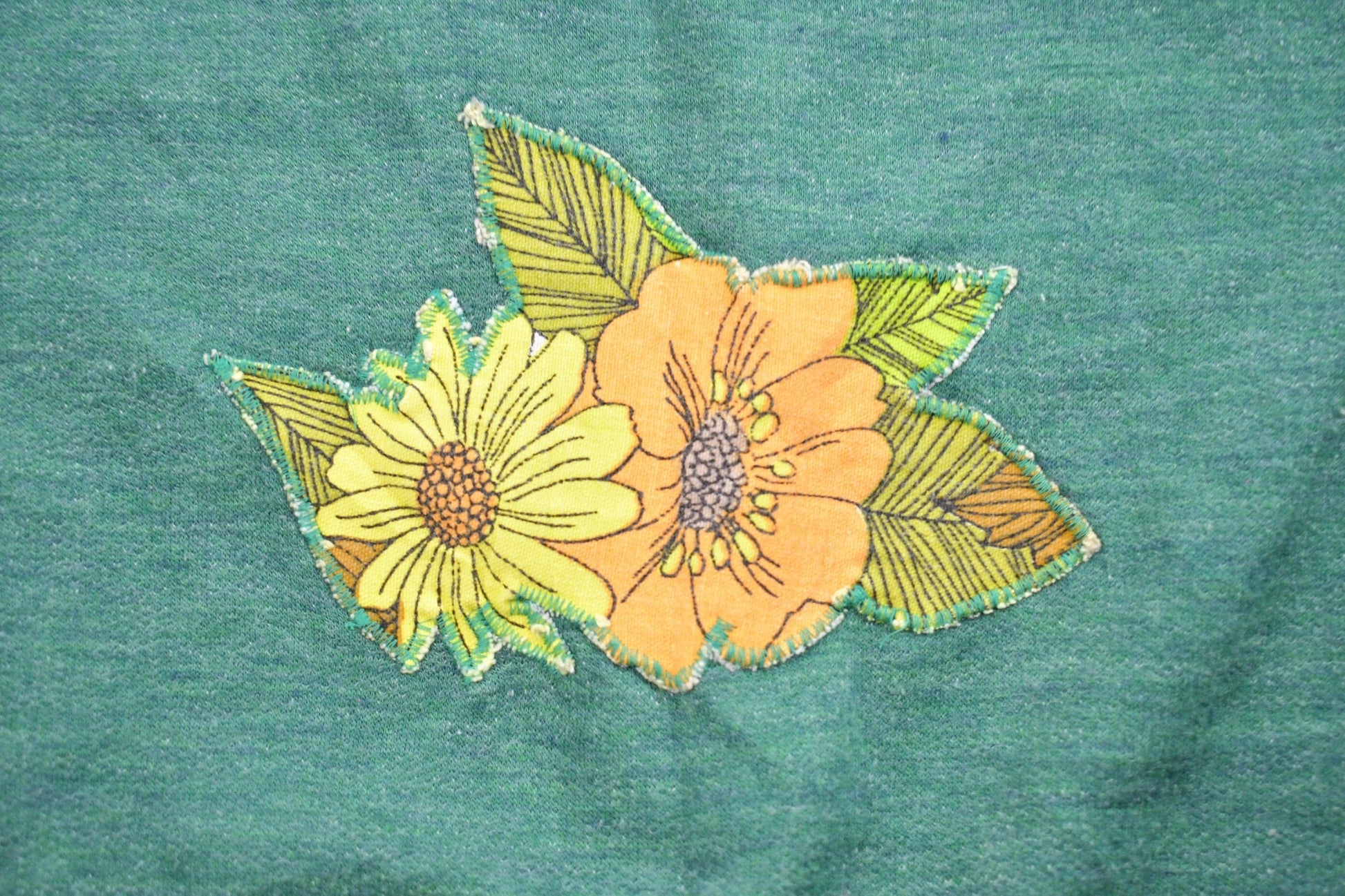 Vintage 1980s Sunflower Embroidered Raglan Sweatshirt Men's Medium from propervintagecanada
