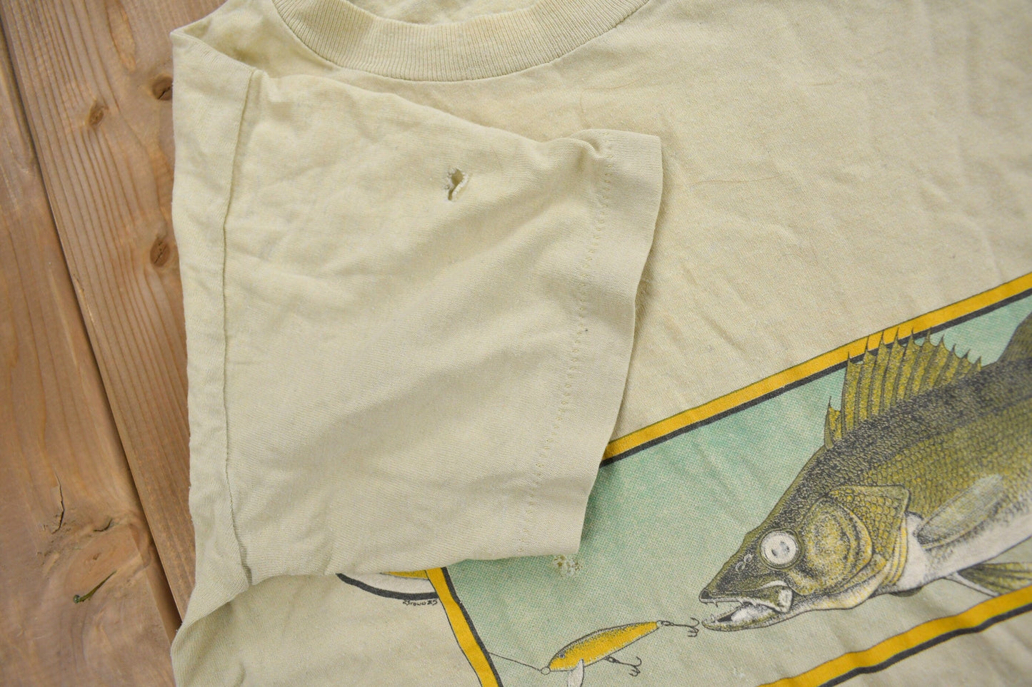 Vintage 1985 Fishing Theme Graphic T-Shirt Men's S from propervintagecanada