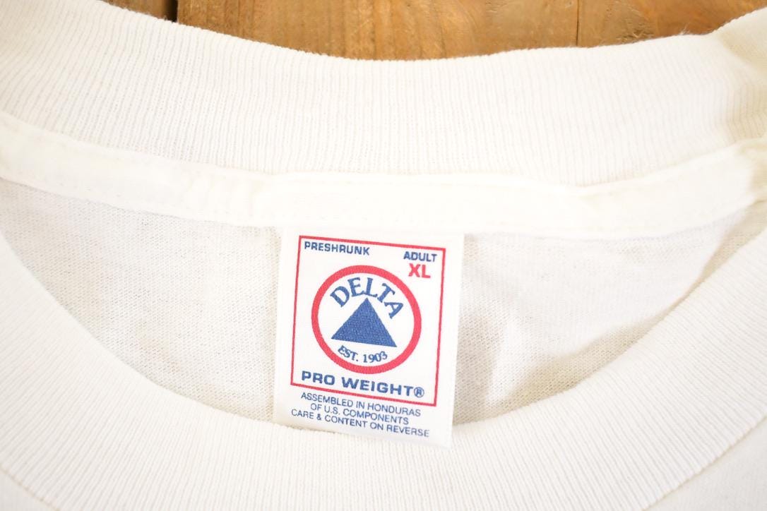 Vintage 1990's Las Vegas Nevada Visa Skyline Souvenir Travel T-Shirt Men's XL from propervintagecanada