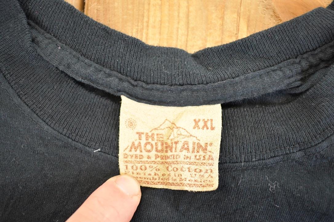 Vintage 1990's Two Pandas The Mountain Souvenir T-Shirt Men's XL from propervintagecanada