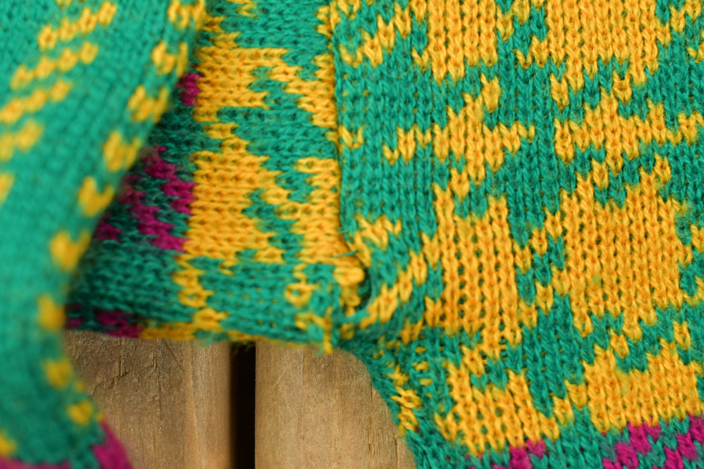 Vintage 1990s 100% Acrylic Wool Knit Sweater Men's XL from propervintagecanada