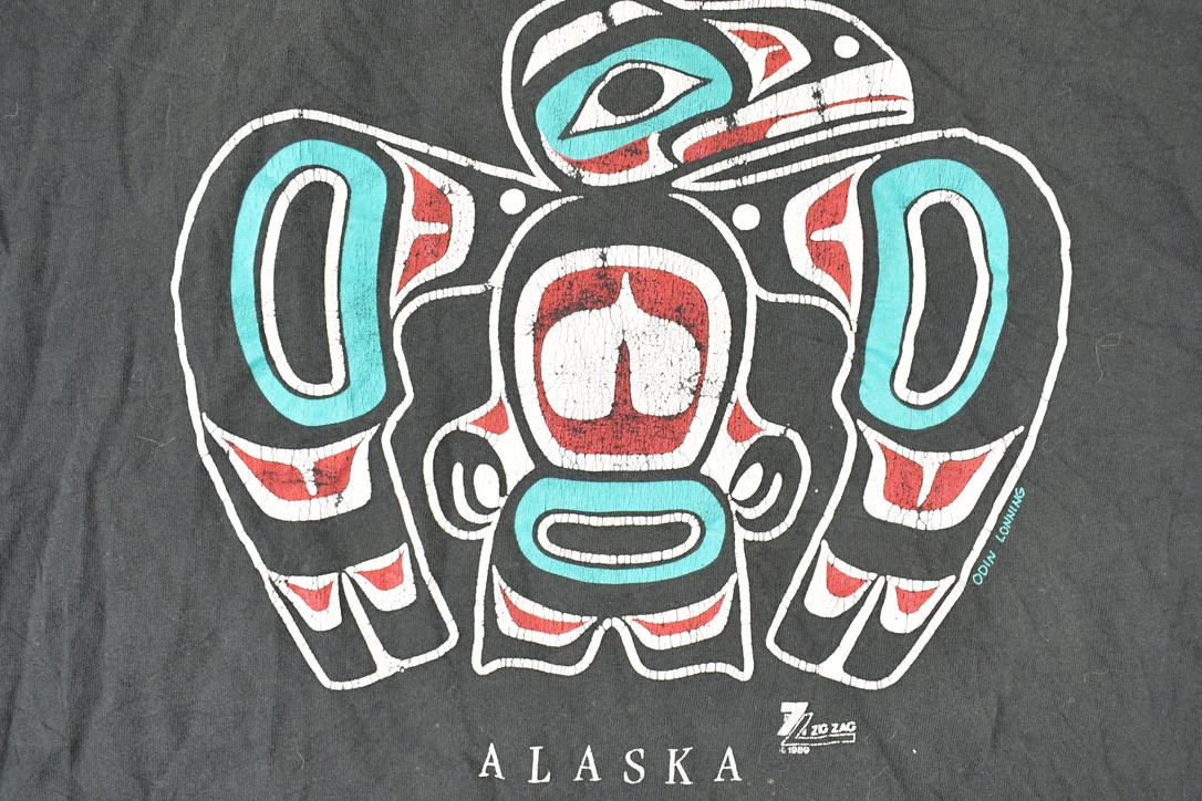 Vintage 1990s Alaska Aztec Souvenir Travel T-Shirt Men's L from propervintagecanada