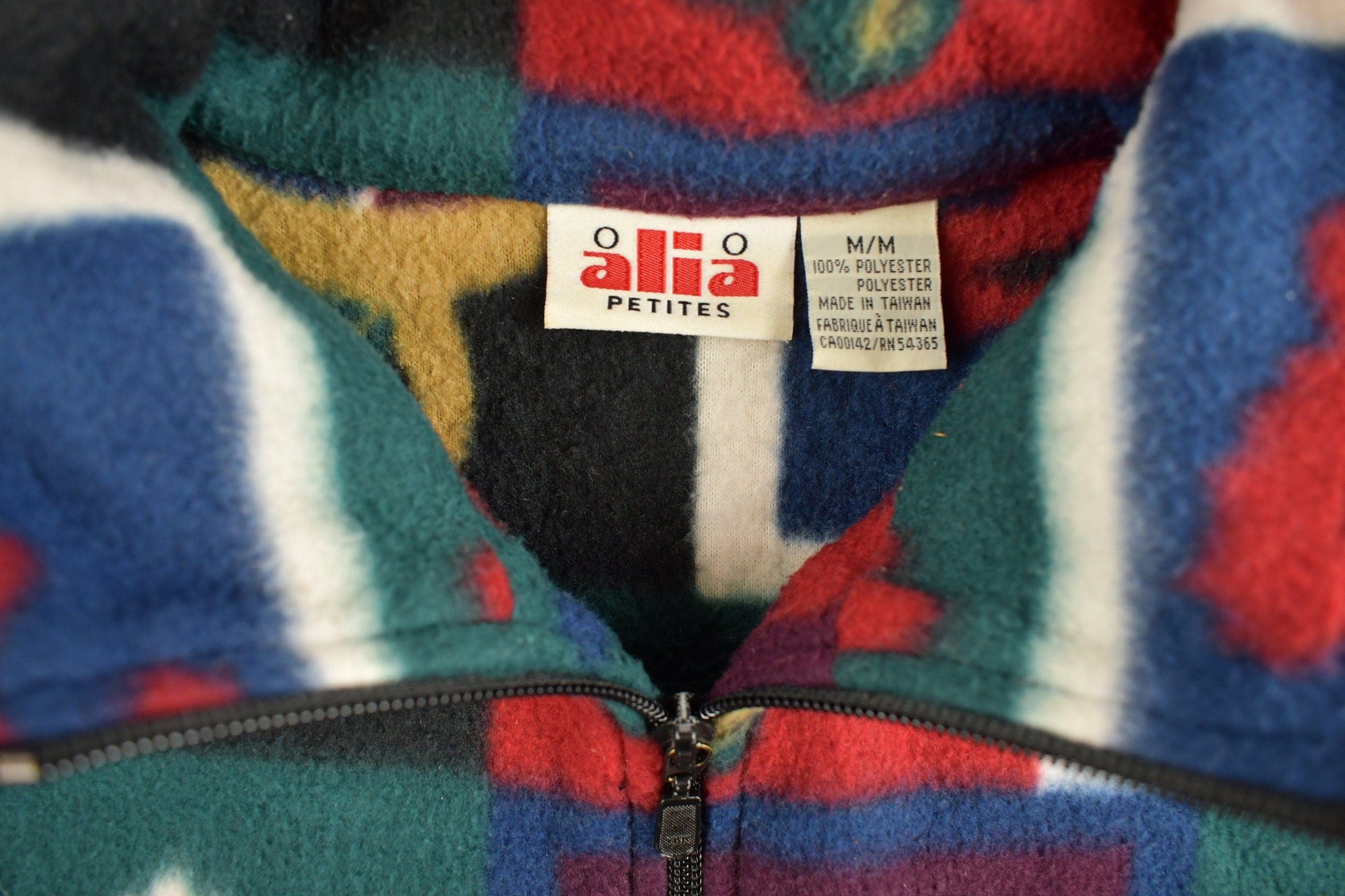 Vintage 1990s Alia Petites Patterned Fleece Sweater Men's Large from propervintagecanada