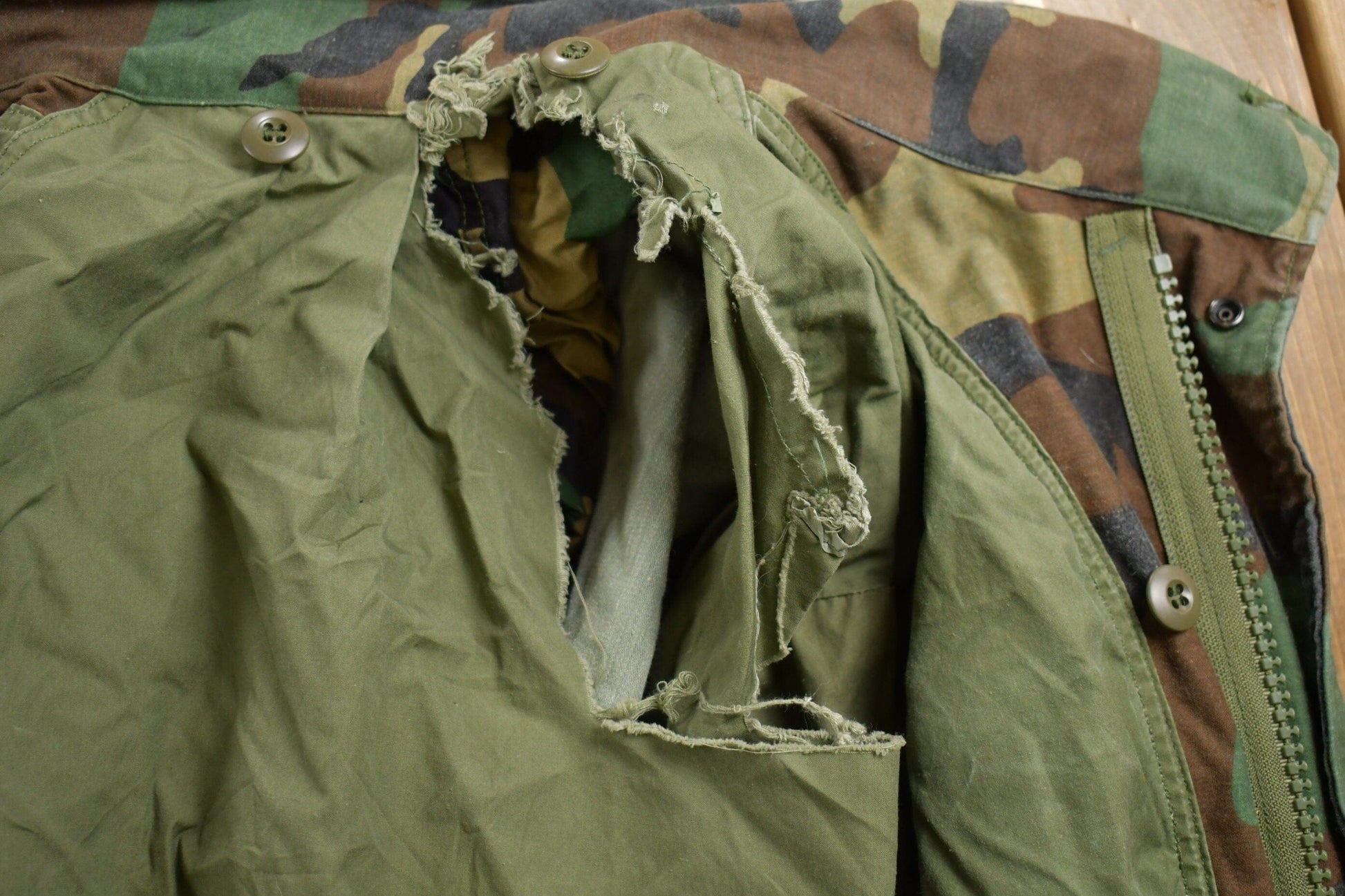 Vintage 1990s Army Woodland Camo Military Field Jacket Men's Large from propervintagecanada