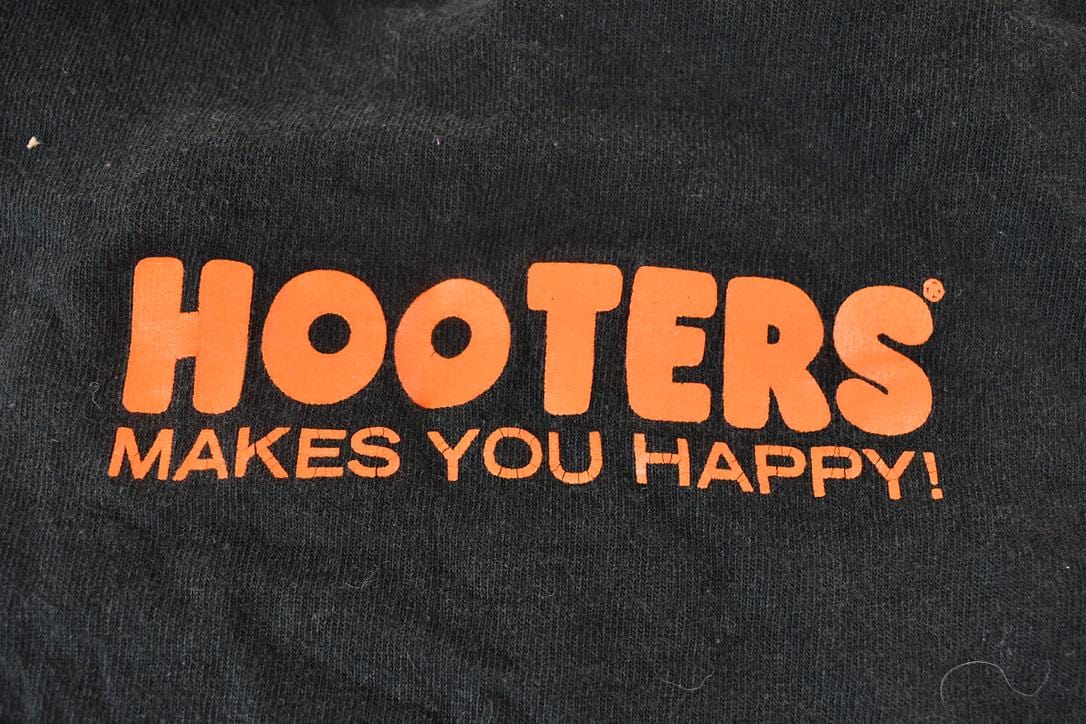 Vintage 1990s Black Hooters Port Charlotte Florida Souvenir Travel T-Shirt Men's Medium from propervintagecanada