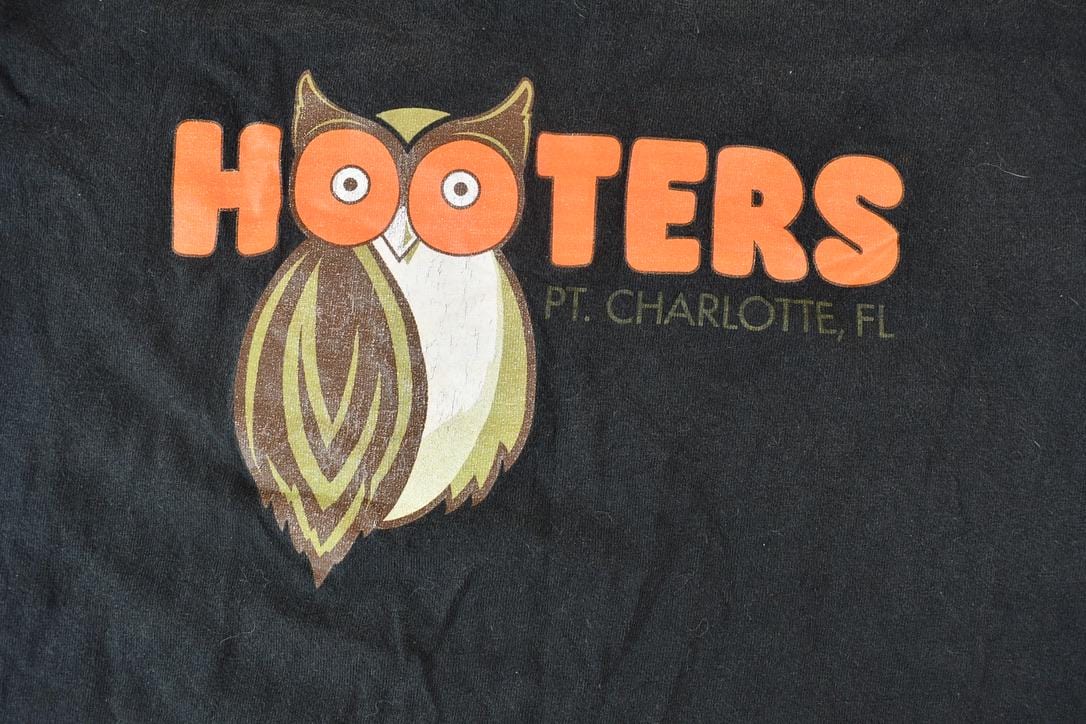 Vintage 1990s Black Hooters Port Charlotte Florida Souvenir Travel T-Shirt Men's Medium from propervintagecanada