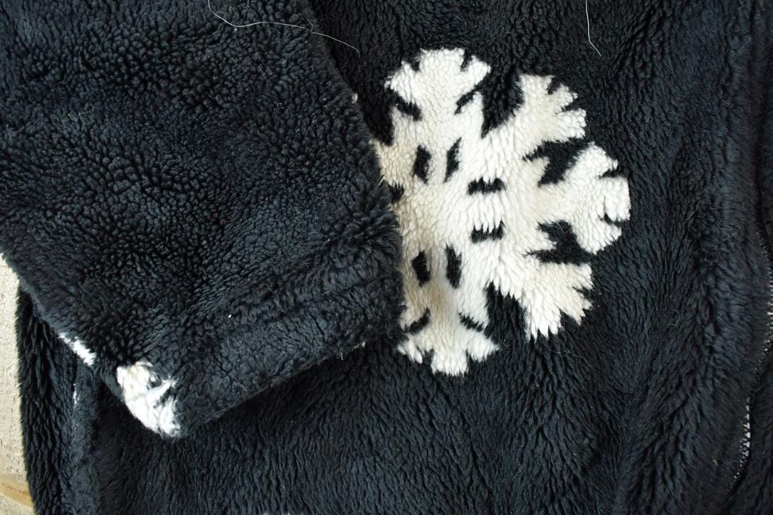 Vintage 1990s Black Mountain AOP Snowflake Fleece Outdoorsman Sweater Men's Large from propervintagecanada
