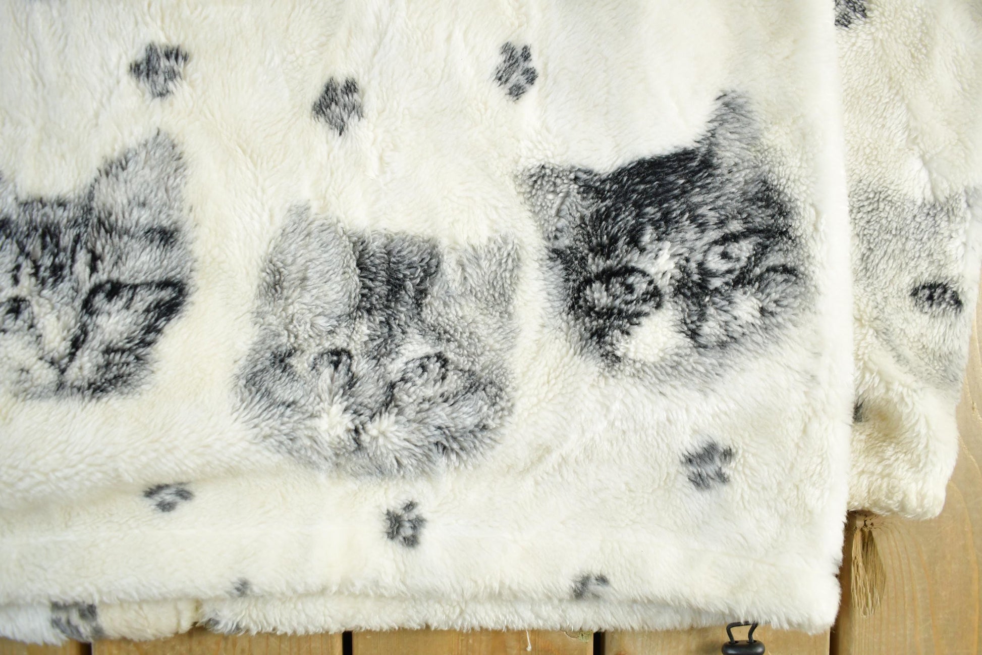 Vintage 1990s Black Mountain Cats Theme All Over Print Zip Up Fleece Sweater Women's XL from propervintagecanada