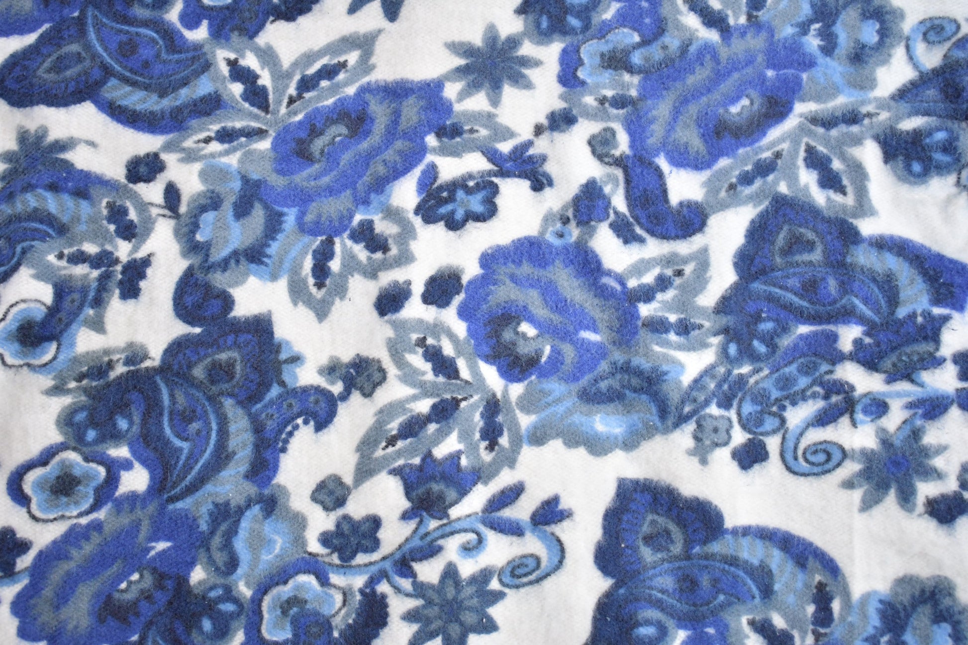 Vintage 1990s Blue Floral Fleece Sweatshirt Men's Medium from propervintagecanada