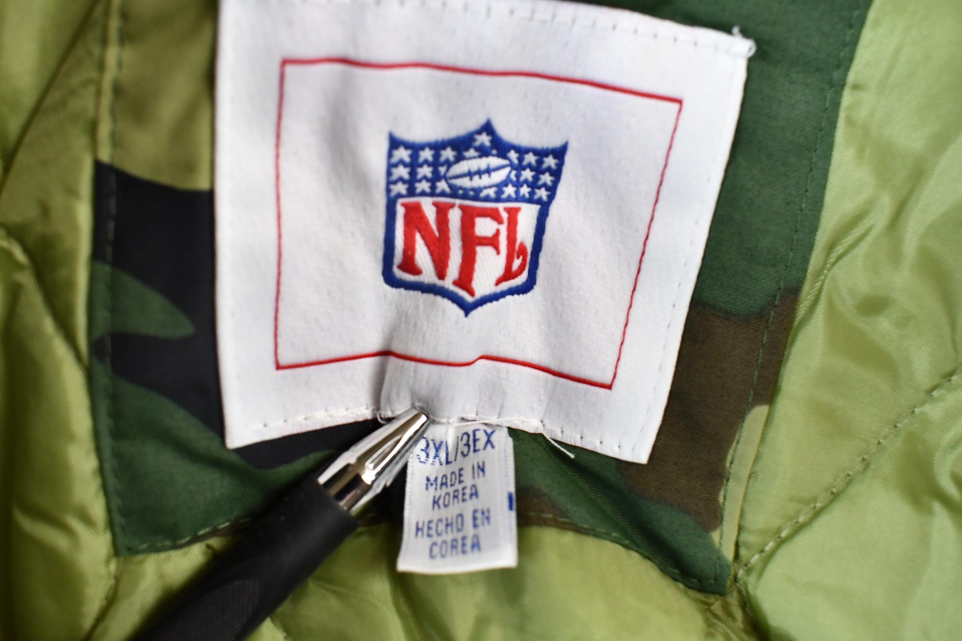 Vintage 1990s Camo Raiders NFL Football Hooded Puffer Jacket Men's 3XL from propervintagecanada