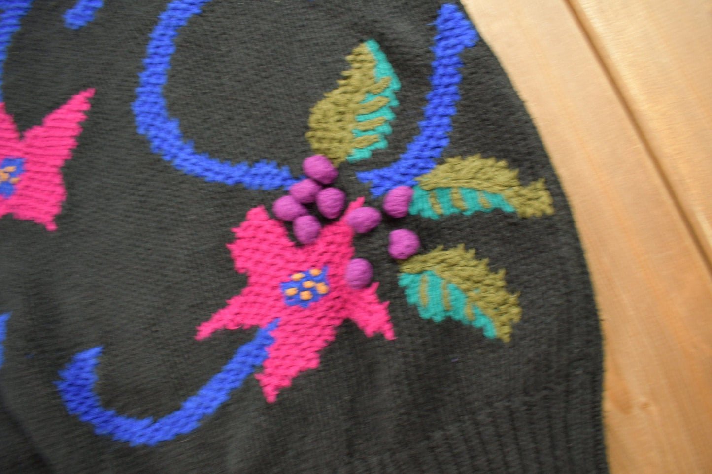 Vintage 1990s Capistrano Floral Embroidered Knitted Sweater Women's XL from propervintagecanada